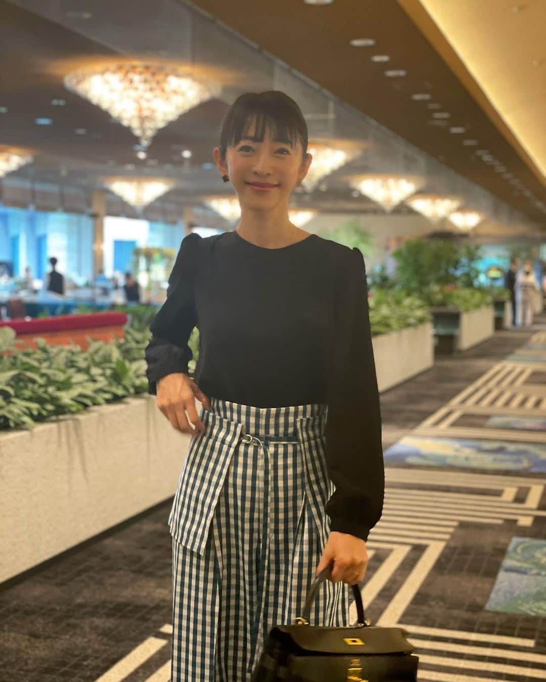 木本泉のインスタグラム：「- こーゆー雰囲気のホテル、少なくなったな。😌  ほっと落ち着く雰囲気。 懐かしい〜と、重厚感ある照明や石の床か椅子。 すっかり古き良きものになってる。  かき氷を食べに🧊  もう夏も終わり、、、、寂しいけど暑いのが苦手なので嬉しいような😛  #ホテルニューオータニ東京 #東京」