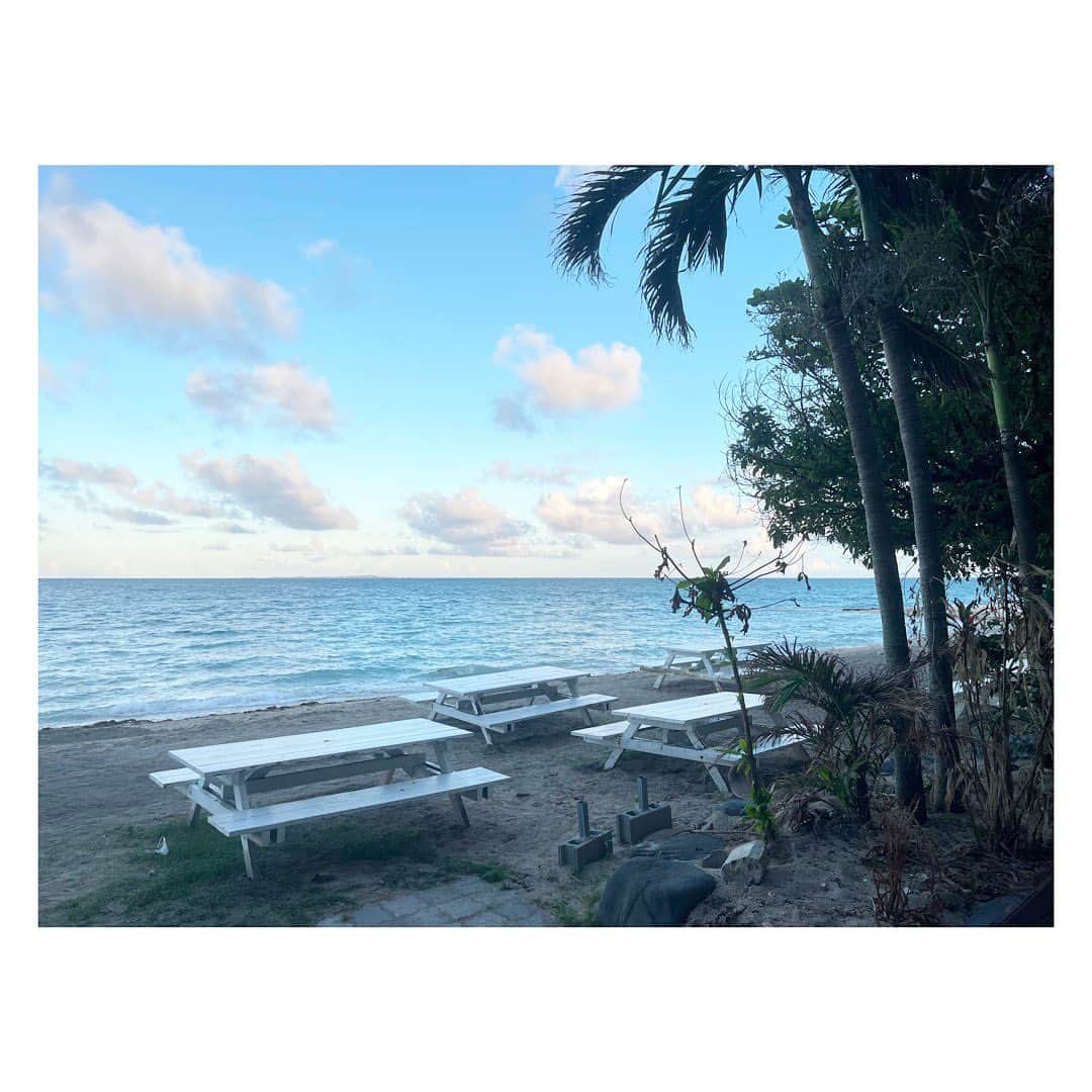 田辺あゆみのインスタグラム：「🏝️ 以前住んでいた家からいちばん近かったビーチ。 このビーチは観光客が来ることは少なく、地元ファミリー、おじいおばあの憩いの場なのです。  夕方からゆるゆると、タコス食べたりしながら過ごしていると、 @noki_cake  のロールケーキがやってきたあ〜😭🫶 海を見ながらロールケーキと美味しいコーヒーだなんてねえ🥹  そのうち月🌕も出てきて。 この日は旧盆の中日、ナカヌヒーでした。」
