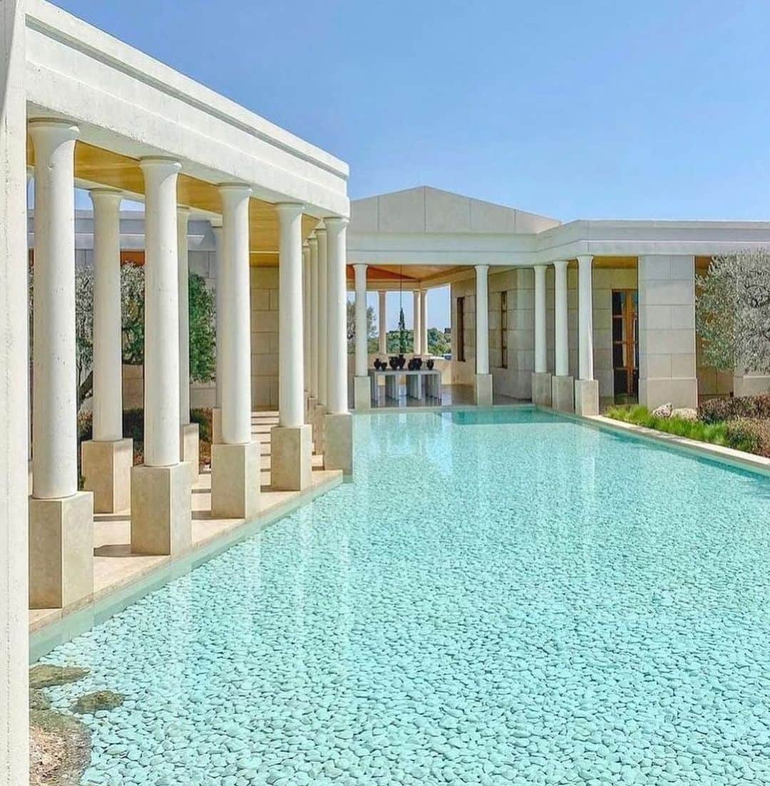 アダム・センさんのインスタグラム写真 - (アダム・センInstagram)「One of the best takes I have seen combining old with new.  Classic Greek Architecture 🤩 @amanzoe Hotel I Greece  #architecture #design #hotel #style #home  📸 katerinakatopis」9月7日 16時14分 - adamsenn