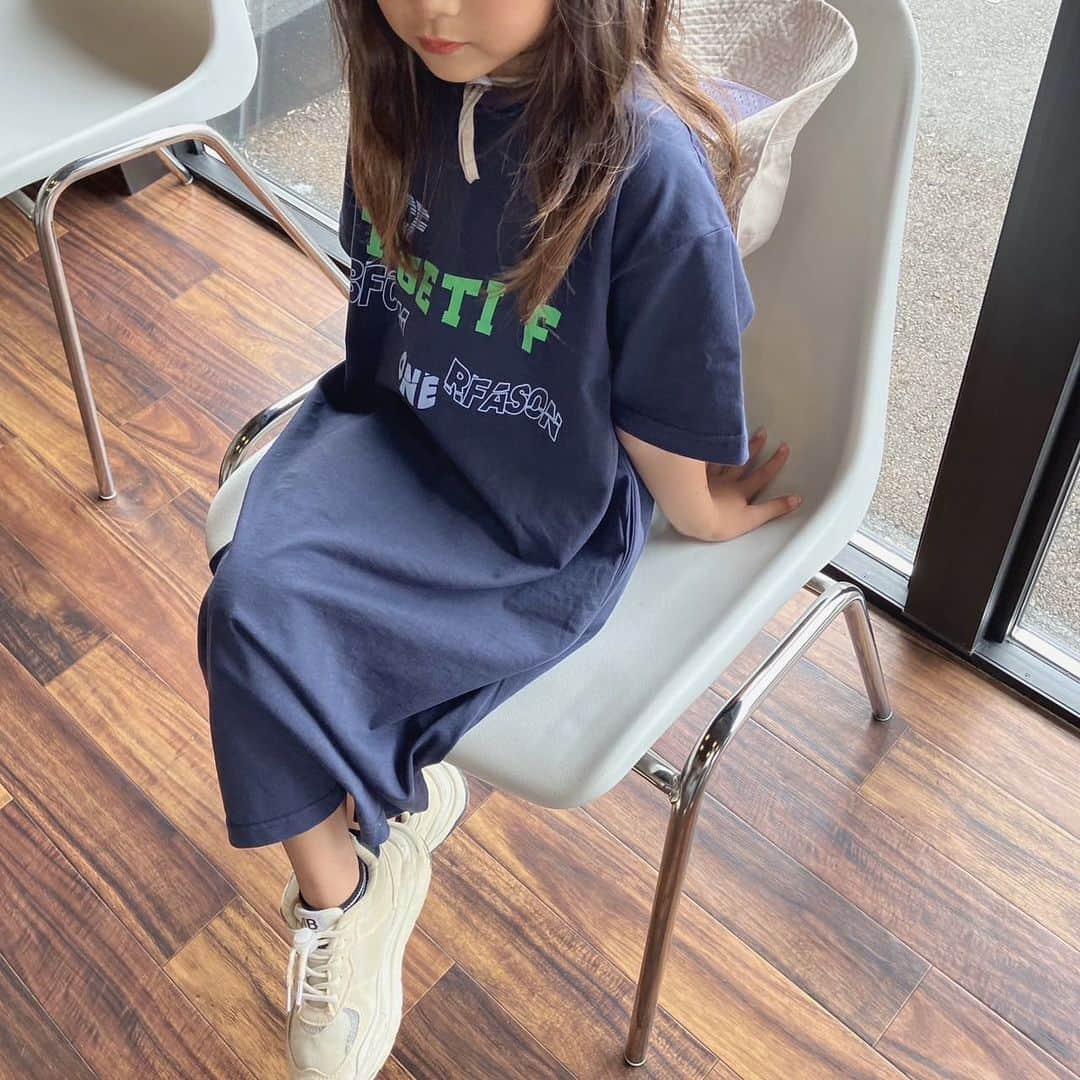 韓国子供服♡smilekids(すまいるきっず) さんのインスタグラム写真 - (韓国子供服♡smilekids(すまいるきっず) Instagram)「* * ☻ご覧頂き有難うございます☻ . . . 2023年　春夏新作♡ . . ロング丈ワンピース カラー違いで販売中です♡  是非、チェックして下さい‼︎  . . 7.500円以上お買い上げ頂いた方は 送料無料となります。 尚、購入後は、同梱などは 受付ておりませんのでご了承下さい。 . . . ♡着画model smilekids 専属ﾓﾃﾞﾙ しいかchan @as__1101  size120  . . 🆕新作、続々入荷中♪ webで販売しています♡ . . . . ————————————————— . . web shop http://smilekids888.com/で販売しています← —————————————————— ★ゆうちょ振込での購入も可能です★ web shopより、在庫を確認後  商品名、サイズ、カラーをDMにて 連絡頂けると幸いです☺︎ 確認後のお返事になりますので お時間を頂く場合があります。 在庫が少ない場合や再入荷の人気商品は 取り置きが難しい事があります。 ご了承ください🥺 . . —————————————————— ご購入してくださった方へ✉️ @smilekids888 をタグ付けして投稿して頂いた方を ストーリーにて紹介させて頂きます😍  さらに‥抽選で‥ 毎月、５名様にお買い物で使えるクーポンを プレゼント🎁致します☺️ . 1等‥1.000円OFFクーポン(2名様) 2等‥500円OFFクーポン(3名様) . 沢山のタグ付けをお待ちしています😍  ____________________________________ . . . . . . . ☻webshopには.Instagramプロフより リンクでとべます✈︎✈︎✈︎ http://smilekids888.com/ .  #熊本#山鹿#秋服#今日の服#2021AW #子供服#秋ファッション #秋服コーデ#秋コーデ #リブトップス#背中開きトップス #キッズファッション#キッズファッション女の子  #大人顔負け#大人可愛いコーデ #smilekids #スマイルキッズ #smilekids888 #サイドライン#セットアップ #ジャージ  #キッズコーデ　 #おしゃれさんと繋がりたい」9月7日 16時06分 - smilekids888