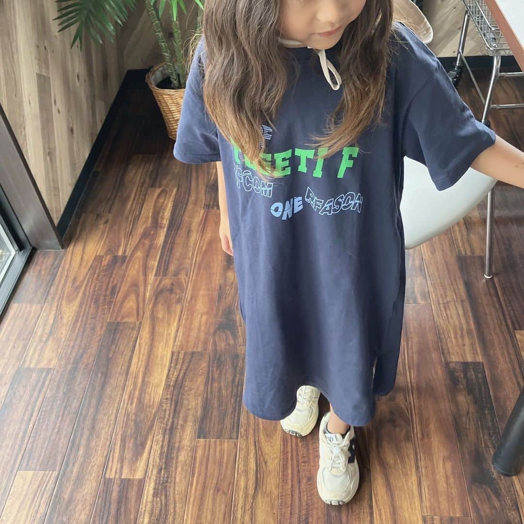 韓国子供服♡smilekids(すまいるきっず) のインスタグラム：「* * ☻ご覧頂き有難うございます☻ . . . 2023年　春夏新作♡ . . ロング丈ワンピース カラー違いで販売中です♡  是非、チェックして下さい‼︎  . . 7.500円以上お買い上げ頂いた方は 送料無料となります。 尚、購入後は、同梱などは 受付ておりませんのでご了承下さい。 . . . ♡着画model smilekids 専属ﾓﾃﾞﾙ しいかchan @as__1101  size120  . . 🆕新作、続々入荷中♪ webで販売しています♡ . . . . ————————————————— . . web shop http://smilekids888.com/で販売しています← —————————————————— ★ゆうちょ振込での購入も可能です★ web shopより、在庫を確認後  商品名、サイズ、カラーをDMにて 連絡頂けると幸いです☺︎ 確認後のお返事になりますので お時間を頂く場合があります。 在庫が少ない場合や再入荷の人気商品は 取り置きが難しい事があります。 ご了承ください🥺 . . —————————————————— ご購入してくださった方へ✉️ @smilekids888 をタグ付けして投稿して頂いた方を ストーリーにて紹介させて頂きます😍  さらに‥抽選で‥ 毎月、５名様にお買い物で使えるクーポンを プレゼント🎁致します☺️ . 1等‥1.000円OFFクーポン(2名様) 2等‥500円OFFクーポン(3名様) . 沢山のタグ付けをお待ちしています😍  ____________________________________ . . . . . . . ☻webshopには.Instagramプロフより リンクでとべます✈︎✈︎✈︎ http://smilekids888.com/ .  #熊本#山鹿#秋服#今日の服#2021AW #子供服#秋ファッション #秋服コーデ#秋コーデ #リブトップス#背中開きトップス #キッズファッション#キッズファッション女の子  #大人顔負け#大人可愛いコーデ #smilekids #スマイルキッズ #smilekids888 #サイドライン#セットアップ #ジャージ  #キッズコーデ　 #おしゃれさんと繋がりたい」