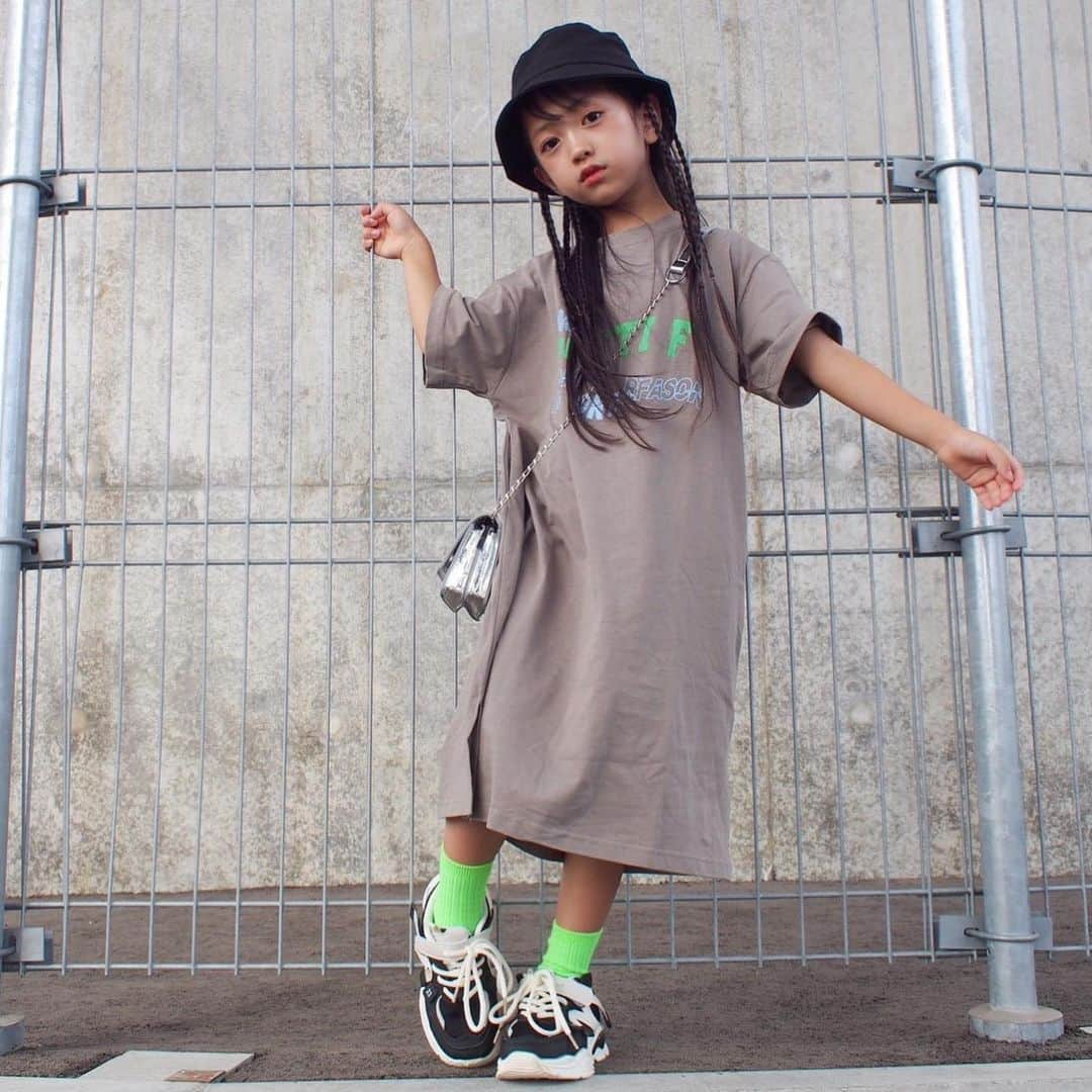 韓国子供服♡smilekids(すまいるきっず) さんのインスタグラム写真 - (韓国子供服♡smilekids(すまいるきっず) Instagram)「. . ☻ご覧頂き有難うございます☻ . . . ♡2023年　春夏新作♡ . ロング丈ワンピース販売中です! カラー違い２色あります。 是非チェックして下さい! . 7.500円以上お買い上げ頂いた方は 送料無料となります。 尚、購入後は、同梱などは 受付ておりませんのでご了承下さい。 . . . ♡着画model smilekids モニターmodel ひすいchan @aaaiiirrr55  size 120 . . . 🆕新作、続々入荷中♪ webで販売しています♡ . . . ————————————————— . . web shop http://smilekids888.com/で販売しています← —————————————————— ★ゆうちょ振込での購入も可能です★ web shopより、在庫を確認後  商品名、サイズ、カラーをDMにて 連絡頂けると幸いです☺︎ 確認後のお返事になりますので お時間を頂く場合があります。 在庫が少ない場合や再入荷の人気商品は 取り置きが難しい事があります。 ご了承ください🥺 . . —————————————————— ご購入してくださった方へ✉️ @smilekids888 をタグ付けして投稿して頂いた方を ストーリーにて紹介させて頂きます😍  さらに‥抽選で‥ 毎月、５名様にお買い物で使えるクーポンを プレゼント🎁致します☺️ . 1等‥1.000円OFFクーポン(2名様) 2等‥500円OFFクーポン(3名様) . 沢山のタグ付けをお待ちしています😍  ____________________________________ . . . . . . . ☻webshopには.Instagramプロフより リンクでとべます✈︎✈︎✈︎ http://smilekids888.com/ .  #熊本#山鹿#秋服#今日の服#2021AW #子供服#秋ファッション #秋服コーデ#秋コーデ #リブトップス#背中開きトップス #キッズファッション#キッズファッション女の子  #大人顔負け#大人可愛いコーデ #smilekids #スマイルキッズ #smilekids888 #サイドライン#セットアップ #ジャージ  #キッズコーデ　 #おしゃれさんと繋がりたい」9月7日 16時08分 - smilekids888