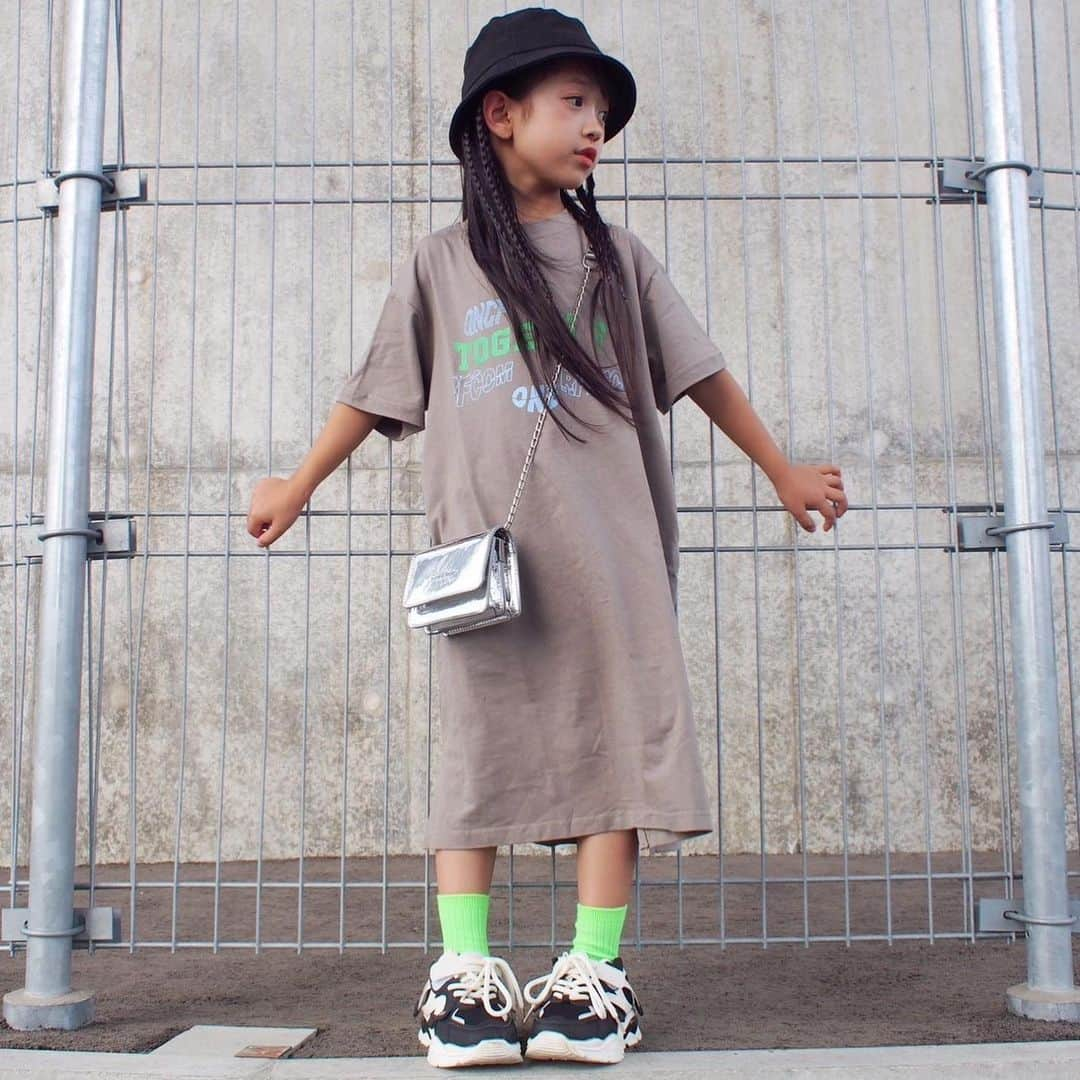 韓国子供服♡smilekids(すまいるきっず) さんのインスタグラム写真 - (韓国子供服♡smilekids(すまいるきっず) Instagram)「. . ☻ご覧頂き有難うございます☻ . . . ♡2023年　春夏新作♡ . ロング丈ワンピース販売中です! カラー違い２色あります。 是非チェックして下さい! . 7.500円以上お買い上げ頂いた方は 送料無料となります。 尚、購入後は、同梱などは 受付ておりませんのでご了承下さい。 . . . ♡着画model smilekids モニターmodel ひすいchan @aaaiiirrr55  size 120 . . . 🆕新作、続々入荷中♪ webで販売しています♡ . . . ————————————————— . . web shop http://smilekids888.com/で販売しています← —————————————————— ★ゆうちょ振込での購入も可能です★ web shopより、在庫を確認後  商品名、サイズ、カラーをDMにて 連絡頂けると幸いです☺︎ 確認後のお返事になりますので お時間を頂く場合があります。 在庫が少ない場合や再入荷の人気商品は 取り置きが難しい事があります。 ご了承ください🥺 . . —————————————————— ご購入してくださった方へ✉️ @smilekids888 をタグ付けして投稿して頂いた方を ストーリーにて紹介させて頂きます😍  さらに‥抽選で‥ 毎月、５名様にお買い物で使えるクーポンを プレゼント🎁致します☺️ . 1等‥1.000円OFFクーポン(2名様) 2等‥500円OFFクーポン(3名様) . 沢山のタグ付けをお待ちしています😍  ____________________________________ . . . . . . . ☻webshopには.Instagramプロフより リンクでとべます✈︎✈︎✈︎ http://smilekids888.com/ .  #熊本#山鹿#秋服#今日の服#2021AW #子供服#秋ファッション #秋服コーデ#秋コーデ #リブトップス#背中開きトップス #キッズファッション#キッズファッション女の子  #大人顔負け#大人可愛いコーデ #smilekids #スマイルキッズ #smilekids888 #サイドライン#セットアップ #ジャージ  #キッズコーデ　 #おしゃれさんと繋がりたい」9月7日 16時08分 - smilekids888