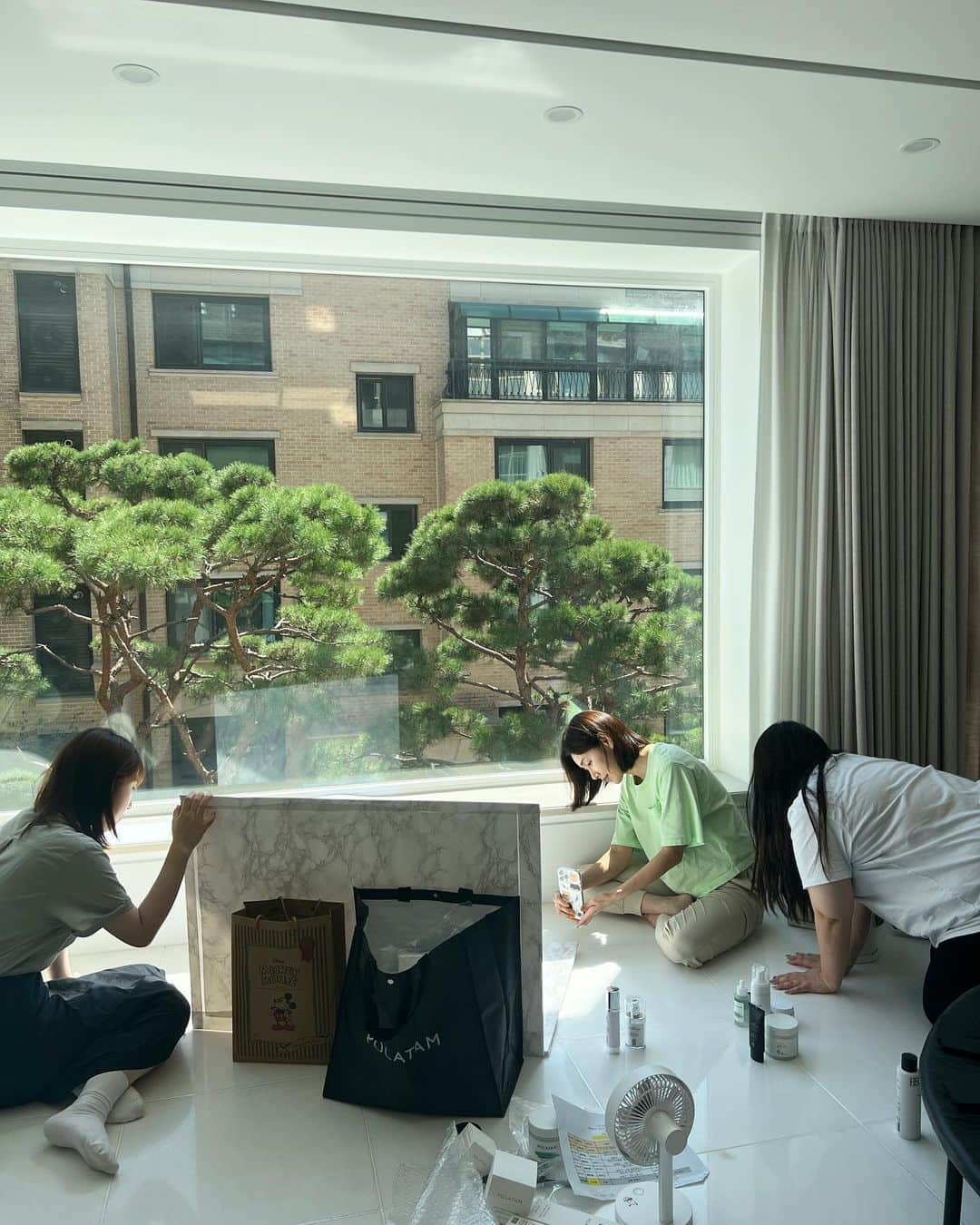 パク・タミのインスタグラム：「- 추석 이벤트 사진과 영상을 찍기위해~  햇살 맛집인 우리집 거실에서 오전부터 북적북적 찰칵찰칵^^ 급한 성격 탓에 설명보다 몸이 먼저 움직여지는 나와~ 손발 척척 맞는 직원들 덕분에 2시 이전에 촬영 종료!!   (추석 마중 구성은~ 9월 11일 오전 10시부터 오픈입니다^^) 기다리시는 시카 세트와, 보습라인, 기능성라인 등등~  여러 구성으로 준비했어요^^ 조금만 기다려주세요~!!」