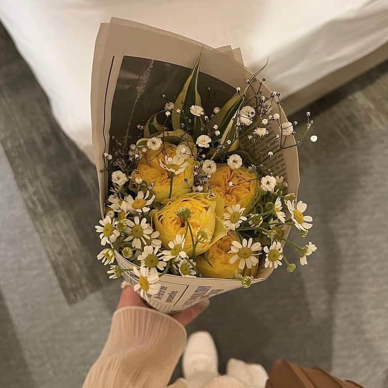 R i R y (リリー)さんのインスタグラム写真 - (R i R y (リリー)Instagram)「『 花束フォトのアイデア9選💐 』  おしゃれで可愛い花束フォトの撮り方📸ぜひ真似して撮影してみてね✨  ✴︎---------------✴︎---------------✴︎  ▶️▶️掲載する写真を募集中📸 カワイイ写真が撮れたら、@velle.jp をタグ付けするか、ハッシュタグ #velle_jp をつけて投稿してみてね✨velle編集部と一緒にカワイイで溢れるvelleを創っていこう😚  ✴︎---------------✴︎---------------✴︎  #花束フォト#2人フォト#鏡越しショット#花束アレンジ #花束プレゼント #フラワーショップ #フラワーフォト」9月7日 18時00分 - velle.jp