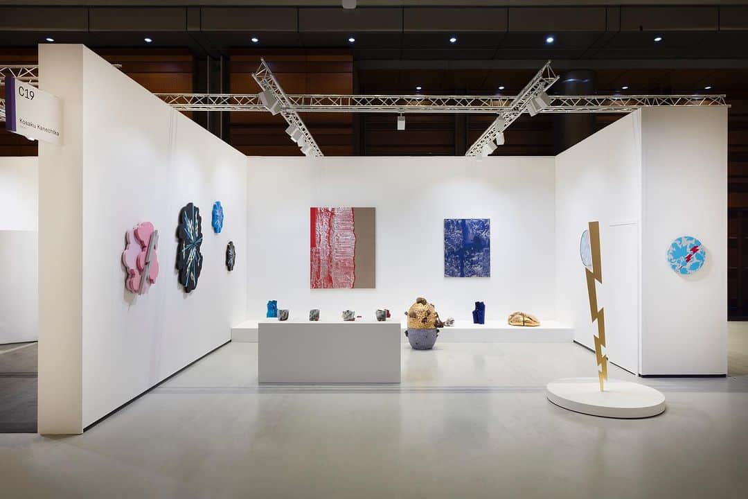 ノリタカタテハナのインスタグラム：「I am at Frieze Seoul in Korea and am showing heel-less shoes, paintings and sculpture.  -  General information  Fair  Frieze Seoul 2023  Artists  Yutaka Aoki, Takuro Kuwata, Noritaka Tatehana, Kyusetsu Miwa XIII  Dates  September 6, 2023 - September 9, 2023  Location  COEX  Booth  C19  Link  https://www.frieze.com/fairs/frieze-seoul   #NoritakaTatehana #KosakuKanechika #FriezeSeoul2023 #FriezeSeoul」