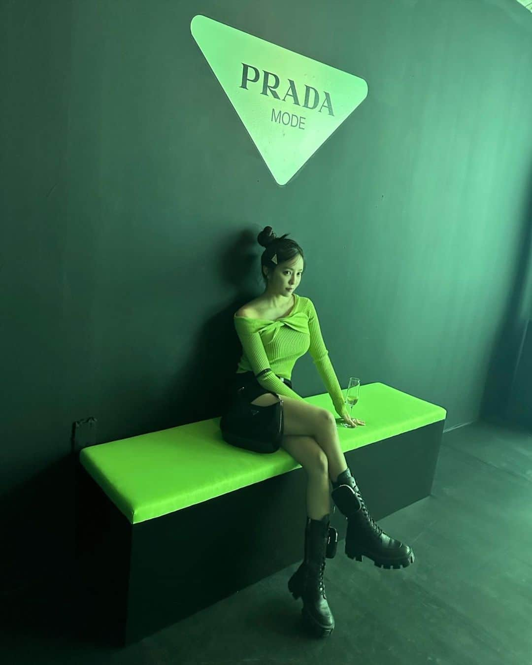 ヒョミン のインスタグラム：「@prada mode 🔽」