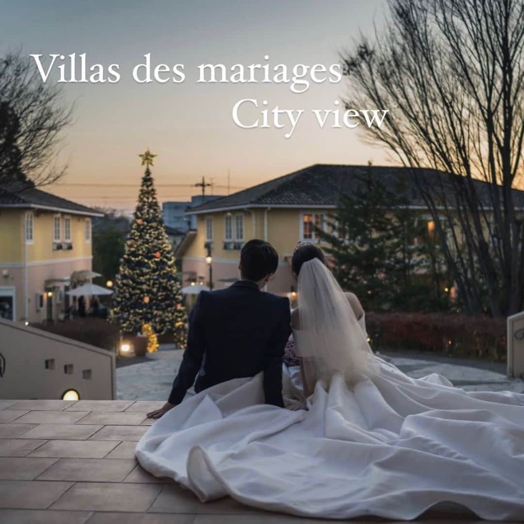 ヴィラ・デ・マリアージュ太田のインスタグラム：「Villas des mariages ota~街感~  時間・季節によって様々な表情に変わり、  ヴィラデマリアージュ太田に一度  足を踏み込むとまるで  テーマパークのような街が、  ご新郎様ご新婦様、大切なゲストの皆様  全ての方々を包み込みます。  是非一度、ヴィラデマリアージュ太田に  足を運んでみてください☺️  大人気のカフェも営業しております☕️🌱 @bar_de_chocolat_cafe_ota   #villadesmariages  #villadesmariagesota  #gunmawedding  #gundam#ota  #weding  #群馬  #太田  #ヴィラマリ花嫁  #結婚 #結婚式  #群馬結婚式  #オフショルドレス  #ガーデンウェディング  #前撮り  #カフェ  #式場見学  #ブライダルフェア  #プレ花嫁さんと繋がりたい」