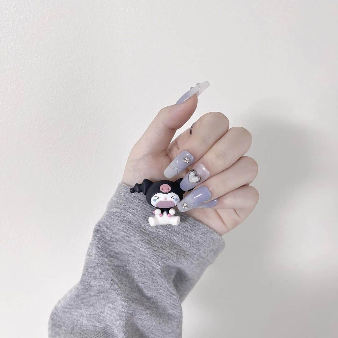 歩花のインスタグラム：「💜🖤🤍  #ネイルチップ  #アーカイブ」