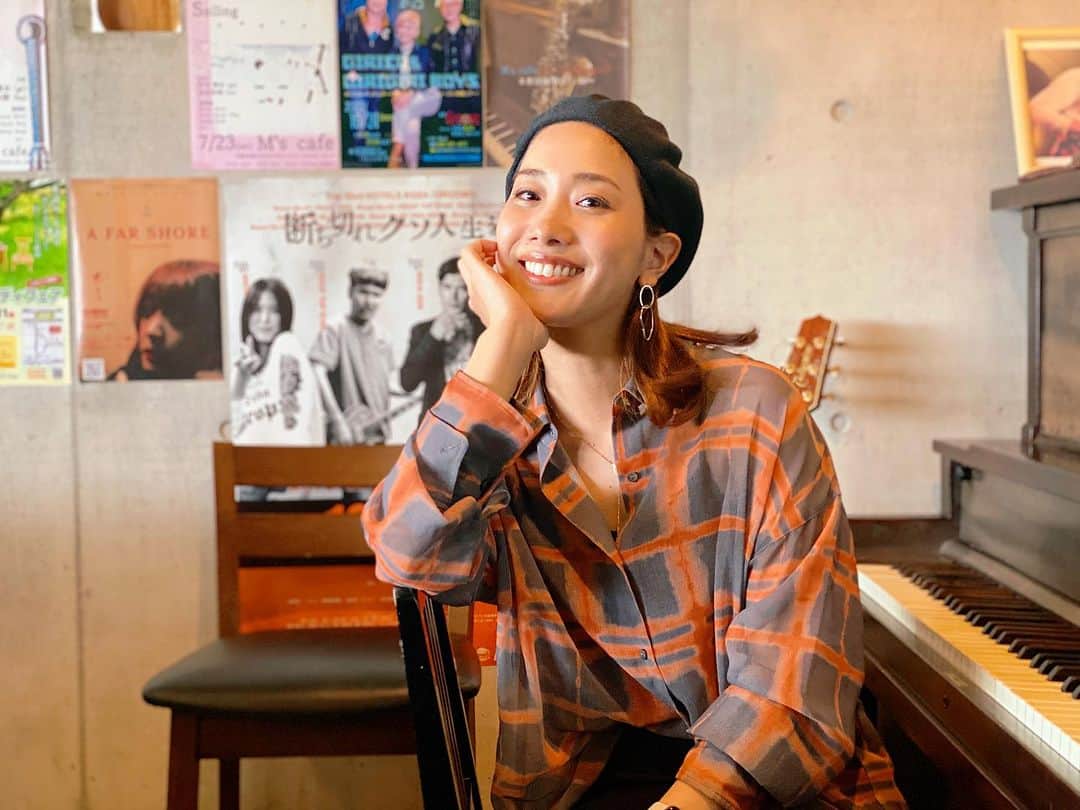 しおりのインスタグラム：「🎂´-  本日9月7日 Lv.36 になりました🙌🏻  朝から沢山お祝いメッセージも ありがとうございます😭🙏🏻✨  毎年毎年思うことだけど、 こうやって日々幸せに生きていけるのは 支えてくれる人たちがいるからこそ。  なかなか恩返しができず もどかしい気持ちもあるけれど 歌い続けることが少しでも 誰かの支えになりますように…🌷  そんなわけで 9月15日(金)に控えている 一年ぶりの沖縄ワンマンライブに向けて 気合い入れていきますっ💪🏻  誕生日プレゼントということで ライブ遊びに来てね🎁💕︎  レベルアップしてお待ちしておりますっ！  #しおりのおと」