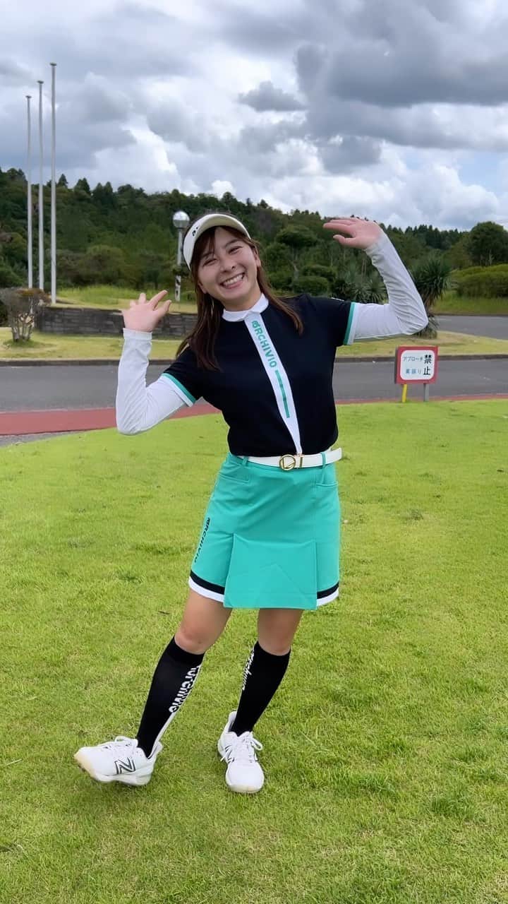 のインスタグラム：「今回のウェアは @archivio.official さんです！ 最近流行りのブルーグリーンを基調にして、今回は黒色もいれてしまった大人な感じにしました☺️ 大人ゴルフ女子コーデをイメージしてみました！ ・ ・ #golf #GOLF #ゴルフ #ゴルフウェア #ゴルフウェアコーデ #archivio #アルチビオ #pr #ゴルフ女子」