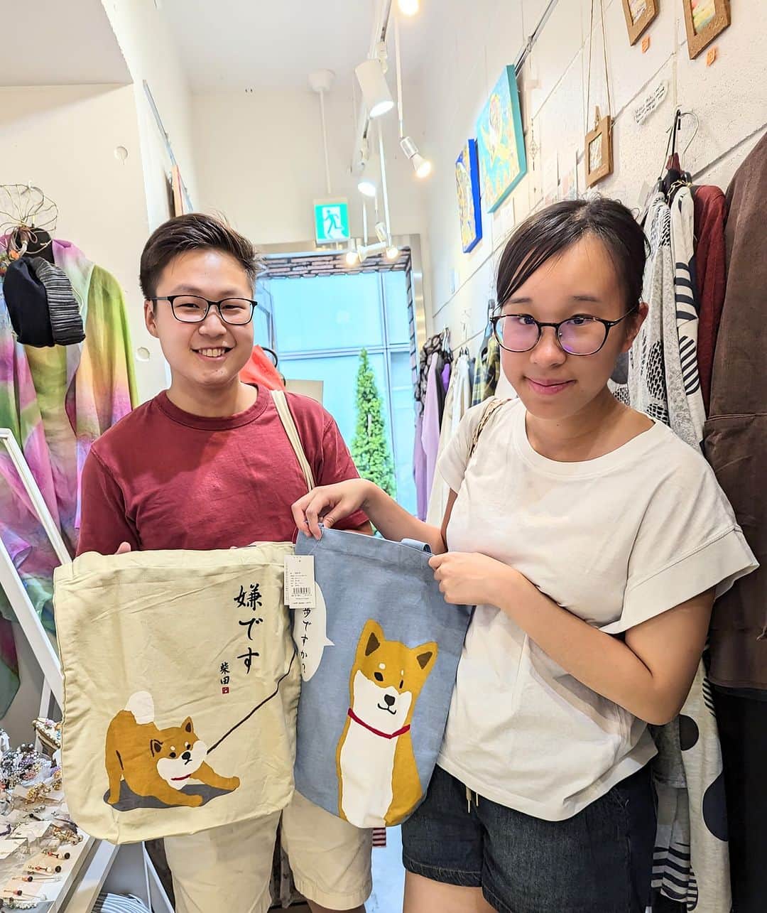 平井富子のインスタグラム：「香港とシンガポールからChristyさんとJosephさんがアンシャンテに、、  ２人は学生で、Josephさんは日本は初めて。東京を楽しんだらしい〜  散歩ですか？と嫌です柴犬トートバッグを気に入って頂きました。 可愛い！  明日は最後の東京、楽しんで下さい〜」