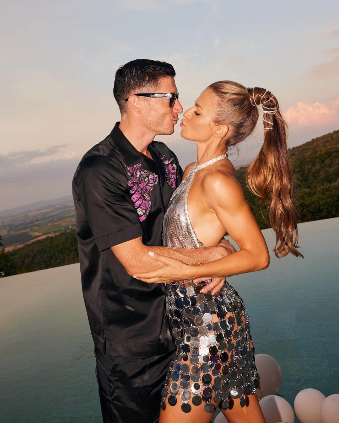 ロベルト・レヴァンドフスキのインスタグラム：「Happy Birthday to my lovely wife and the mother of our children. You are the love of my life, and I’m very lucky to have you by my side ❤️ Happy Birthday my dear @annalewandowska」