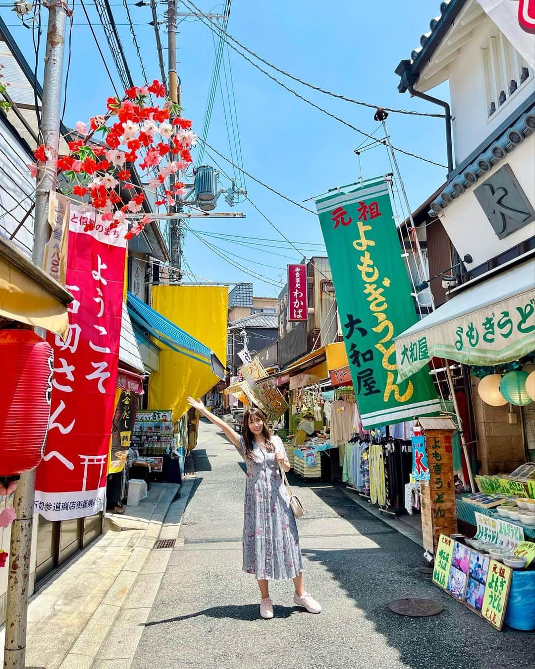 ののさんのインスタグラム写真 - (ののInstagram)「レトロな街並み♡石切商店街 近鉄石切駅から歩いて行けるよ 商店街で食べ歩きするのも良かったな🤤 石切名物の布一屋さんのかた焼きは本当にかたくてびっくりしたけど美味しかったし、むなし屋さんのレインボーラムネも一粒が大きくて食べごたえありだった🙆‍♀️  ホテルセイリュウのスカイテラスでのんびりするのもおすすめ✨  PR @ikoma_ac  対象のお店で合言葉「いこまやまいこ！」を伝えると、割引やプレゼントなどおトクな特典がもらえます。 詳しくは公式アカウントにリンクされている公式のホームページをチェックしてください✨  #いこまやまいこ#PR #東大阪#東大阪グルメ#東大阪観光#大阪観光#大阪旅行#石切#石切グルメ#大阪グルメ#石切参道商店街#商店街#かた焼き#近鉄#レインボーラムネ#スカイテラス#ホテルセイリュウ」9月29日 18時33分 - nonoko0309