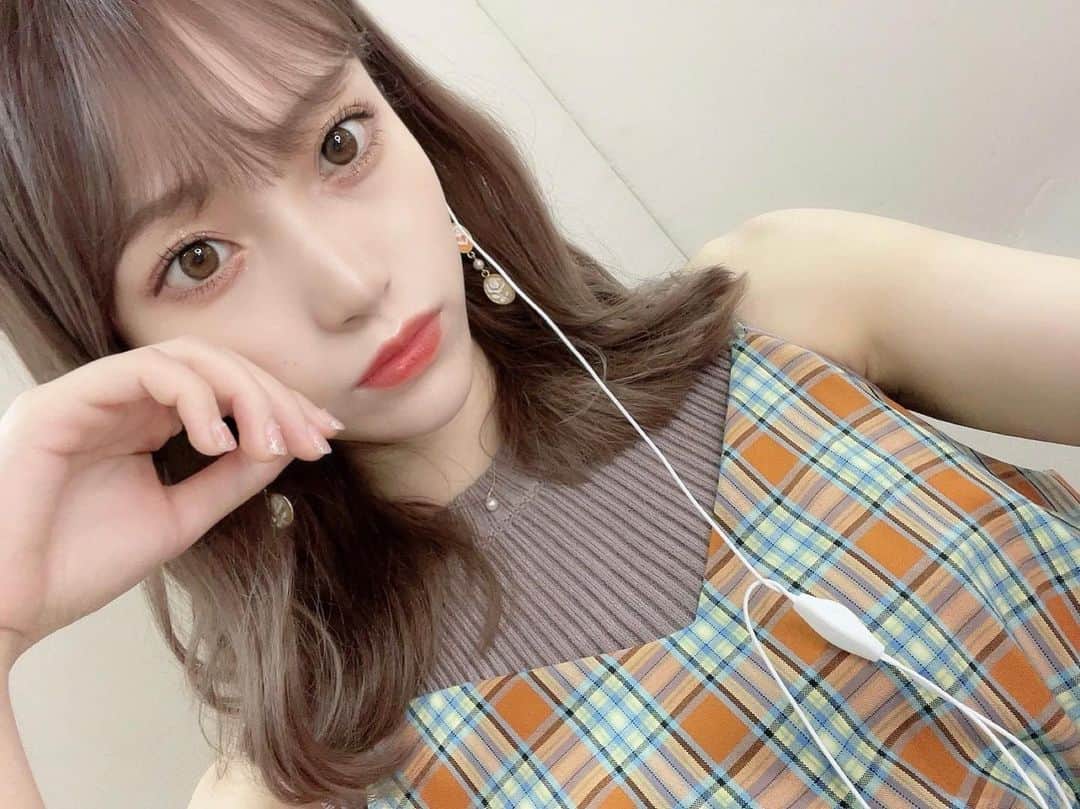 川越紗彩のインスタグラム：「・  オンラインおしゃべり会💌💭  久々にばっさりと髪切りました🫶🏻 このくらいの長さもすきですか？💇🏼‍♀️💞   #ヘアアレンジ  #ミディアム  #ミディアムヘア  #巻き髪アレンジ」