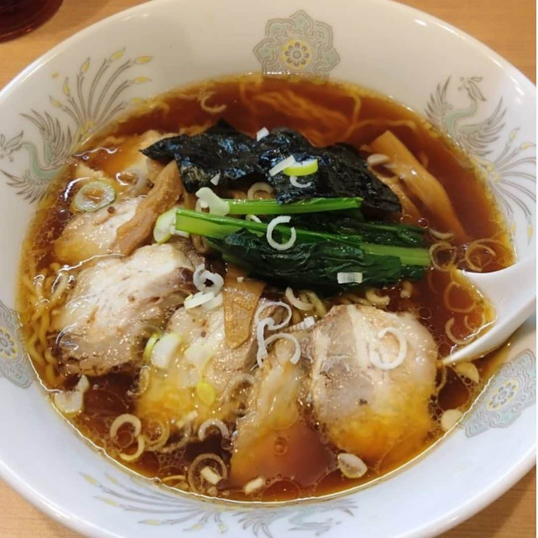 前田友理香のインスタグラム：「チャーシューめちゃくちゃおいちかったぁ！ 麺もちぢれ麺🍜 スープも私好みの醤油！！  今回ご紹介するのはぁーーー！  飯田橋にある「中華そば辻」さんです！  そう！そう！  「ラーメン」てより、「中華そば」って感じ！  ねぇー！ これ！伝わるかな？？？？  ねぇーー！！  美味しゅうございました😋  ペロリ！！！！  大盛りにすればよかったぁε(*╹◡╹*)з  PR @chuukasoba_tsuji #ramen  #ちゃあしゅうそば #tokyoramen #japanesefood #iidabashiramen #chuukasobatsuji #中華そば辻 #飯田橋ラーメン #ラーメン #中華そば #ラーメン大好き」