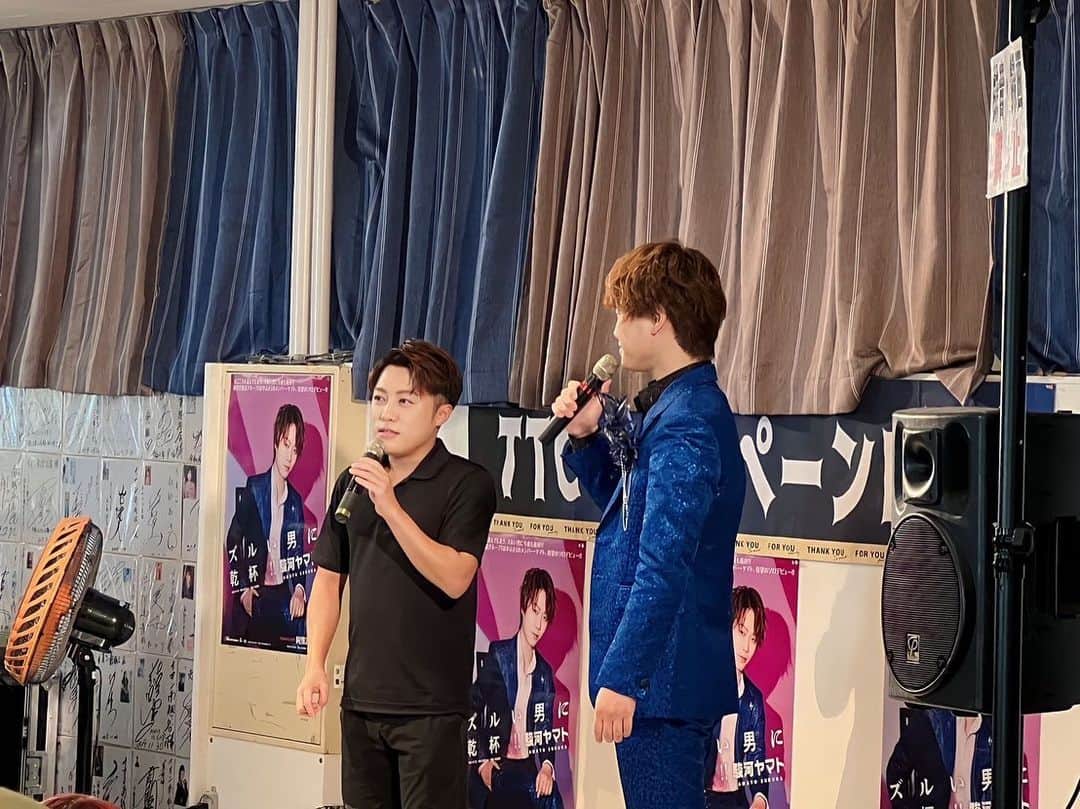 はやぶさのインスタグラム：「こんにちは！ こちらはイオン南越谷さんでの写真です。 ヤマトくんの衣装とポスターの色合いもきれいですね（＾_＾）  明日の発売記念イベントは台風の影響を考慮して中止となりました。  『EN』  Hello!  This is a picture taken at AEON Minami-Koshigaya. The colors of Yamato-kun's costume and the poster are beautiful.  Tomorrow's release event has been cancelled in consideration of the typhoon.  #はやぶさ #ヒカル #ヤマト #大滝ひかる #駿河ヤマト #イベント #一日一枚  #写真  #hayabusa #hikaru #yamato #event  #picstory  #picstagram #photooftheday  #photogram  #hayabusadiary  #はやぶさの日記  #fotohariini」