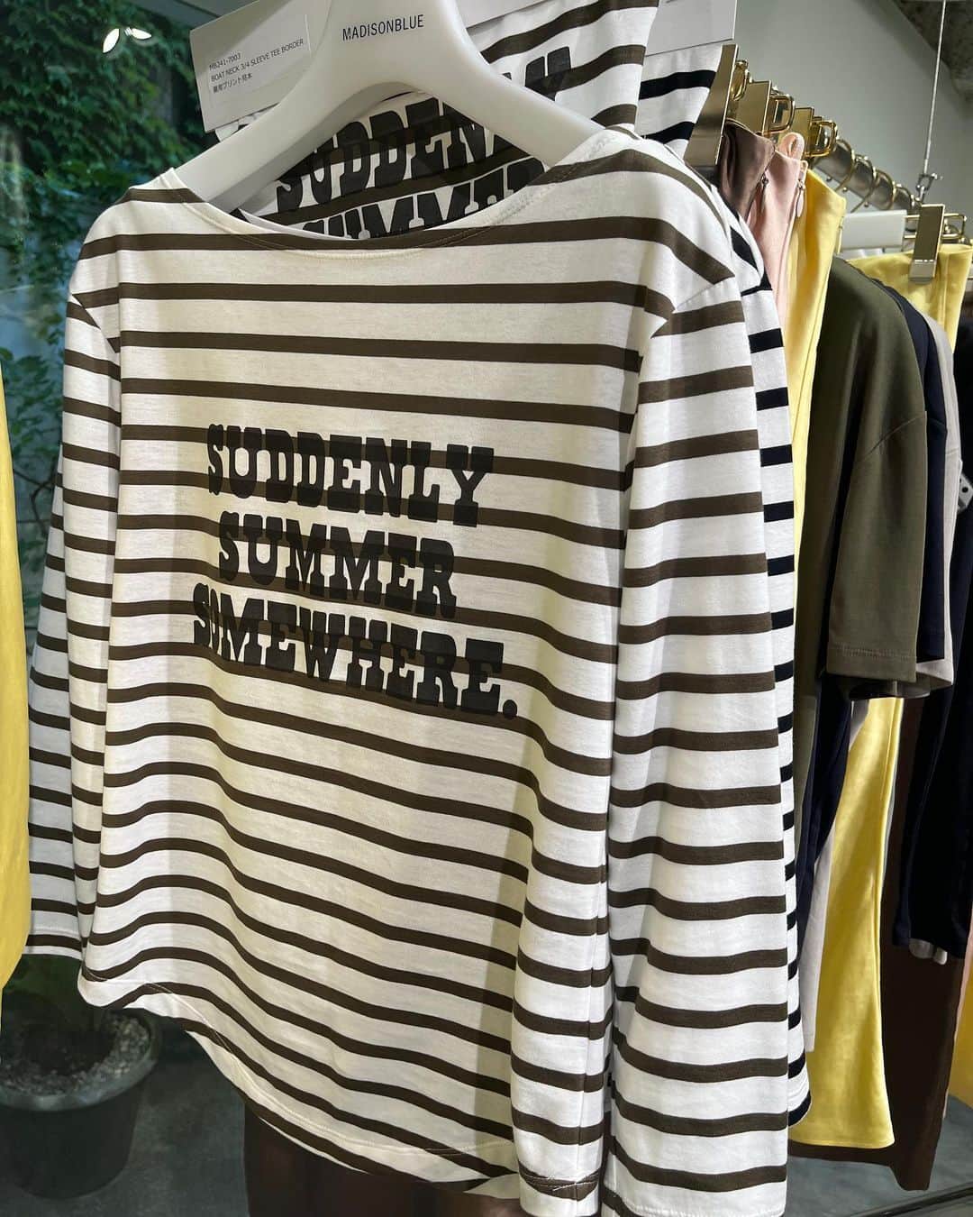 福田葉子さんのインスタグラム写真 - (福田葉子Instagram)「きりがないのと、じっくり考えて厳選したいので、展示会ではあまり買わないようにしているのですが、最近タガが外れたように…。 マディソンブルー　@madisonblue_official 展示会では、オックスフォード地のロングシャツを予約。ブルーは持ってるのでパープルを。 ブランドスタート時からのアイコンのひとつ、マディソンのシャツも絶対的信頼アイテム。生地にこだわり、仕立てにこだわり、ちゃんと作られたシャツであるという信頼。 プレスが宇田川さん　@uda445gogo になり、久しぶりにお会いできて嬉しかった！  ピンクやブルーなど軽やかなコレクションに驚き。リントン社のツイードをさらっと使ってたり。2024年にデビュー10周年を迎え、進化が止まらない東京ブランドのひとつです。 #madisonblue #shirt #shirts #oxford #basic #マディソンブルー　#展示会　#シャツ　#オックスフォードシャツ　#シャツ好き」9月7日 16時38分 - yoyoyokoko