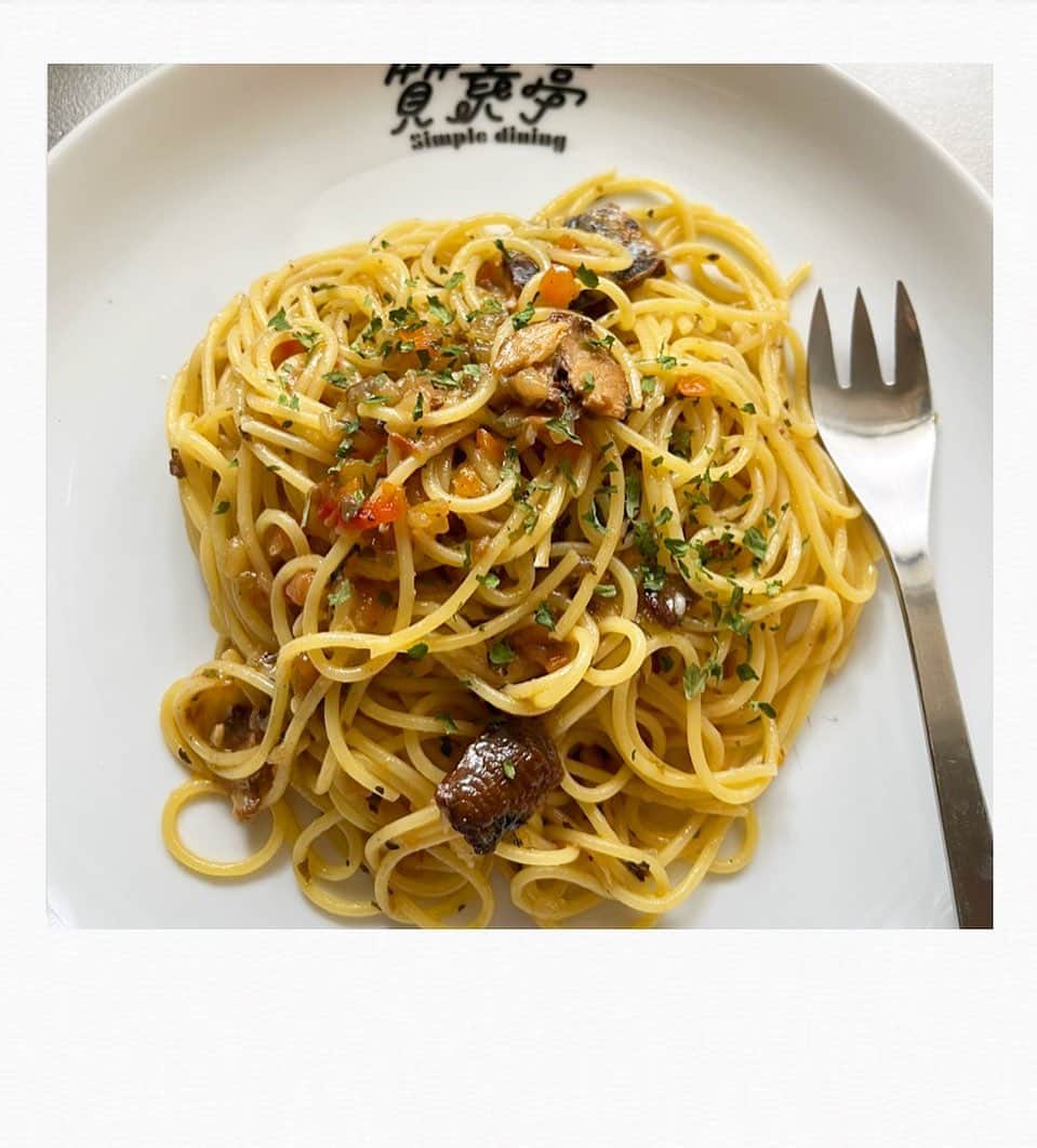 のインスタグラム：「本日の質素亭、『洋食屋ピエトロ 絶望スパゲティ』イワシと香味野菜のペペロンチーノ❤️このパスタソース本当に美味しくて、あたしこのスパゲティ大好きよ〜 #質素亭 #しっそ亭  作り方はいつもと同じ、フライパンにオリーブオイル少々、ニンニク（チューブでも可）少々を炒めて香り付け。パスタソースを投入し、バジル・オレガノと混ぜます。茹で上がったパスタをフライパンに入れ、茹で汁オタマ一杯入れて、強火で掻き回して完成〜❤️3分早茹でパスタ使うと、作るのもあっという間でっす」