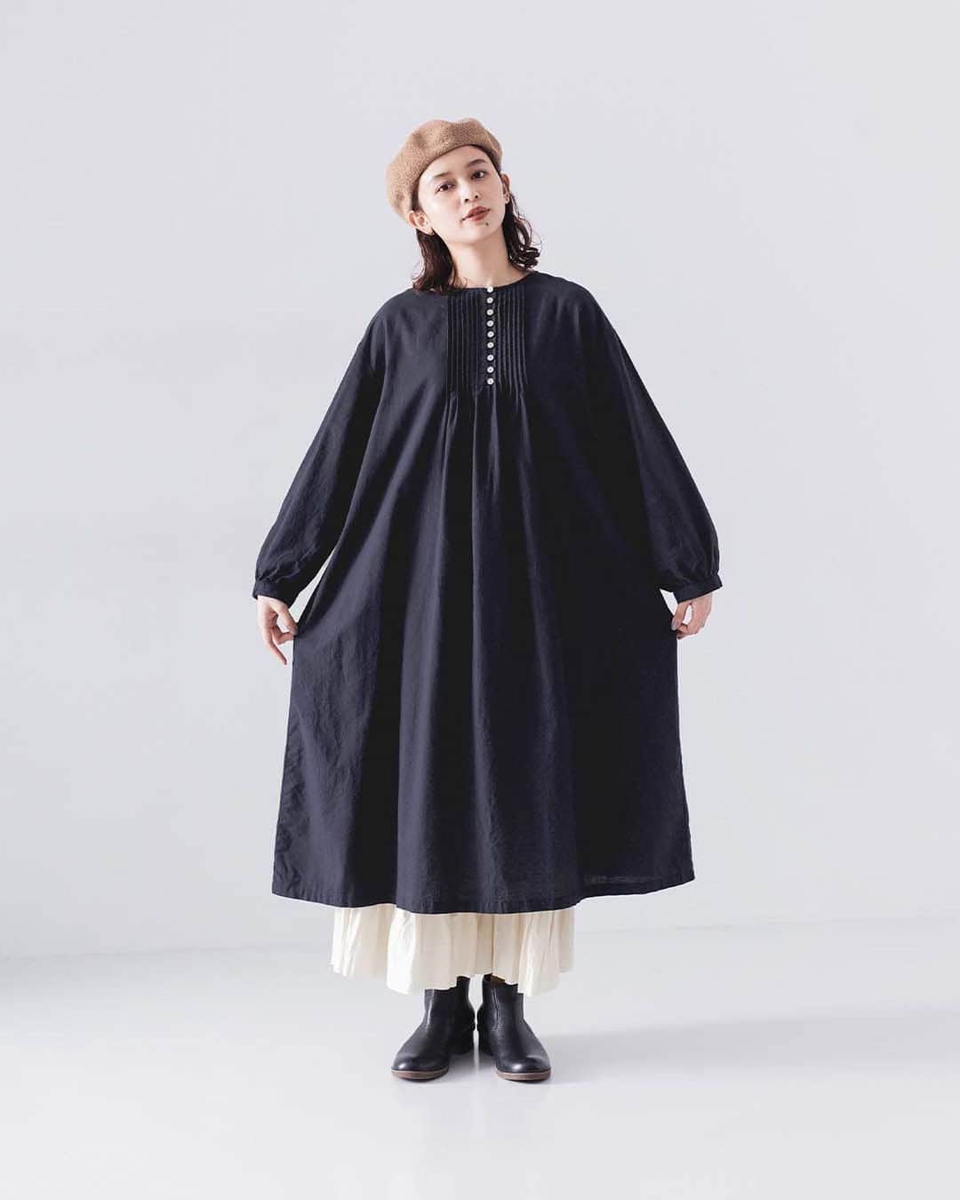 ナチュランのインスタグラム：「【 Sorte cuff 】ピンタック入りワンピース＆チュニック  ・  そろそろ秋の長袖アイテムが気になってくる季節。  「 Sorte cuff 」より、細やかなピンタックがポイントの ワンピースやチュニックが届きました。  上品な仕上がりでありながら、 どれも9,000円以下とお求めやすい価格にもご注目ください。  ----------------------------- 　  Sorte cuff -----------------------------  ■ソフトツイル多ボタン前後ピンタックワンピース ￥8,690 ネイビー[ 注文番号：SRC-4A82-3888-A ]  ■ソフトツイルピンタッククロスチュニック ￥7,590 オフホワイト[ 注文番号：SRC-4A82-3889-A ]  ■袖レースピンタックワンピース ￥8,690 チャコール[ 注文番号：SRC-4A82-3887-A ]  -----------------------------  ▶️商品詳細やお買い物は写真のタグをタップ またはプロフィール（@natulan_official）から 「ナチュラン」のサイトにアクセスして 注文番号や商品名を検索してみてくださいね。  #lifewear #fashion #natulan #今日のコーデ #コーディネート #ファッション #ナチュラル #ナチュラン #日々の暮らし #暮らしを楽しむ #シンプルライフ #シンプルコーデ #大人女子 #大人カジュアルコーデ #チュニック #ワンピース #上品コーデ #お出かけコーデ #秋 #秋コーデ #ソルテカフ #Sortecuff #natulan_official.」