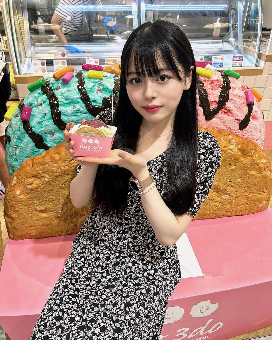 渡邉鈴音さんのインスタグラム写真 - (渡邉鈴音Instagram)「最近朝と夜は涼しくて快適だよね~ 夏が終わる前にみんなに食べてほしい🍨‼︎ 以前、イーアス沖縄豊崎にあるhug3do 「 @hug3do」へお邪魔してきました(^^)  ちなみに私は沖縄のお店でいただいた 「琉球紅茶わらび餅」激推し！おすすめ！笑 これほんと美味しかった👍 8種類のギフトボックスにも入ってます🙆‍♀️  ハグサンドギフトボックスは #ラブストック で発売されてます！ URLはストーリーハイライトに貼るので チェックしてね☺︎  沖縄のお店限定のアイスの味もあるので 沖縄行った際は是非食べに行ってみてね🌺🤍🤤 ・ ・ ・ ・ ・ #沖縄 #沖縄アイス #沖縄グルメ #hug3do #ハグサンド #ブルーシール #アイス #アイスサンド #アイスボックス #スイーツ #デザート #可愛い #映え #お洒落#フォトスポット #アイス好き #PR」9月7日 18時05分 - rinne_watanabe