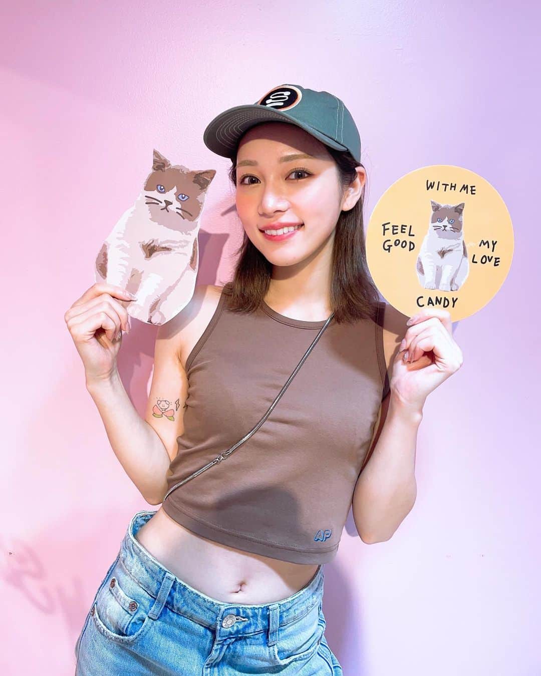 板橋よしえのインスタグラム：「.  @candystripper_official 2023 WINTER & EARLY SPRING EXHIBITION 🐱DAY2  @iamyukaf ちゃん🧡 今シーズンオススメのニットセットアップをオーダーしてくれた優香ちゃん！ ありがとう～～～❣️☺️❣️ サバサバしていて本当に話しやすいヨ🥹✨ そして展示会に来ていたわたしのお友達とだいたい友達(笑)」