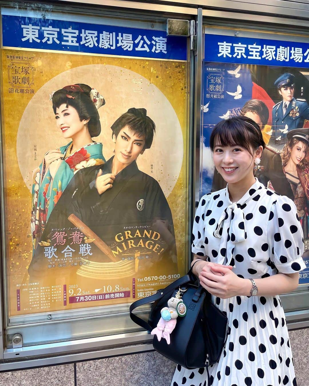 藤本真未さんのインスタグラム写真 - (藤本真未Instagram)「* 先日、宝塚歌劇花組公演💃🕺 『鴛鴦歌合戦』『GRAND MIRAGE!』 観劇してきました🌸 一緒に行った宝塚初観劇の親友が喜んでくれて幸せな観劇でした🥺✨ * 鴛鴦歌合戦はお話も分かりやすくて、みんながHappyで、シンプルに良い作品でした❤️ * 柚香光さんと星風まどかさんのお芝居好きだなあ✨ 台詞の奥の感情が溢れるような表情だったり、呼吸だったり…手に取るように分かる心の動きに魅入ってしまいます🥹 * 鴛鴦歌合戦はお二人の新境地を見た感じ👏 お春さんを大切に想っている、 モテるけど奥手な礼三郎さん。 礼三郎さんにヤキモキしながらも、 愛らしさ全開のお春さん。 銀橋の傘のシーンもキュンキュンでした☂️ * ショーも良かったなあ〜💃🕺 長くなるので割愛しますが、 軍服のシーンありがとうございます🙏❤️ 黄色いお衣装の場面は持っていかれました🤔💛 * #宝塚 #宝塚歌劇 #宝塚歌劇団 #花組 #花組公演 #宝塚 #TAKARAZUKA #東京宝塚劇場 #鴛鴦歌合戦 #GRANDMIRAGE #柚香光 #星風まどか #永久輝せあ (敬称略)」9月7日 16時46分 - manamifujimoto108