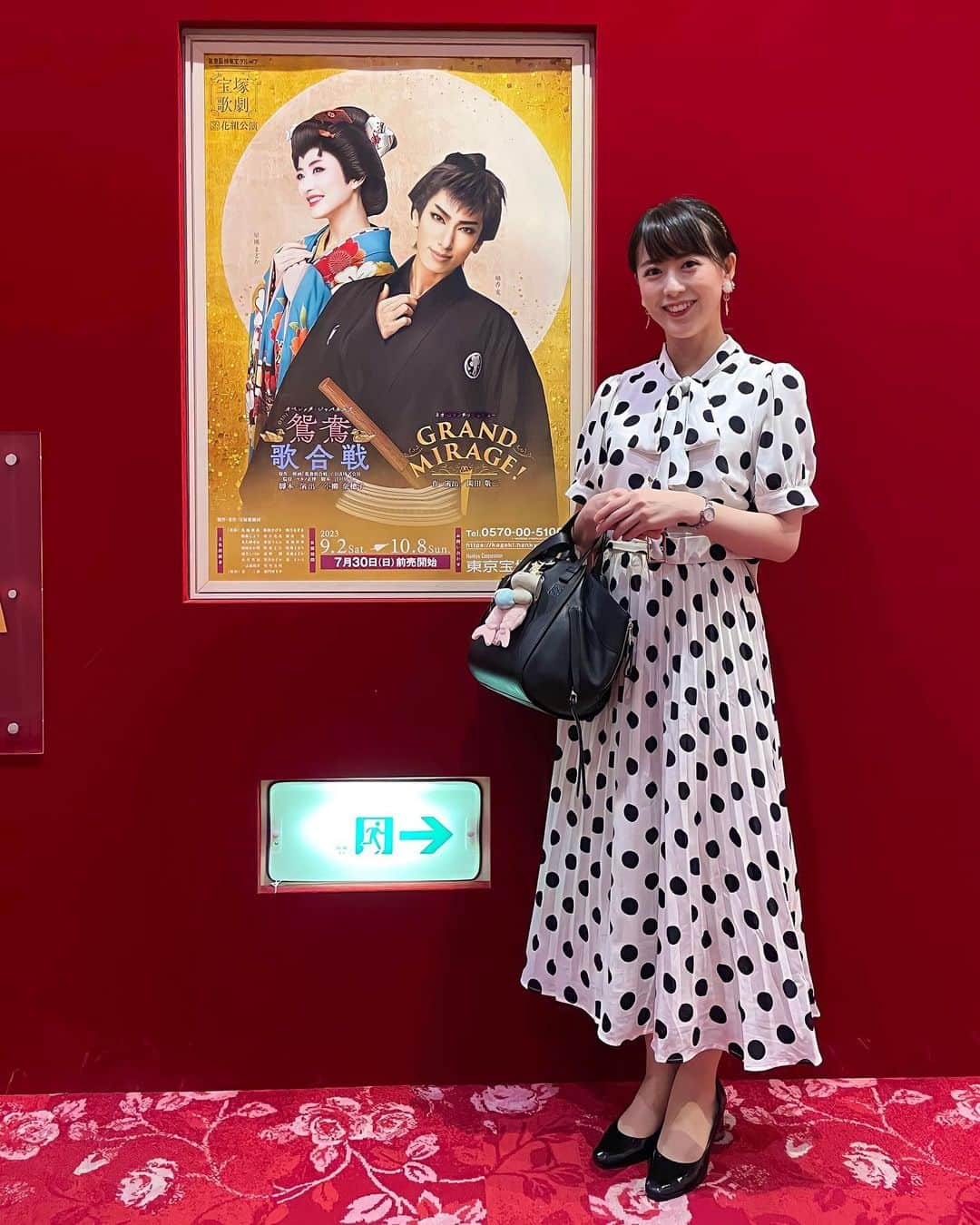 藤本真未さんのインスタグラム写真 - (藤本真未Instagram)「* 先日、宝塚歌劇花組公演💃🕺 『鴛鴦歌合戦』『GRAND MIRAGE!』 観劇してきました🌸 一緒に行った宝塚初観劇の親友が喜んでくれて幸せな観劇でした🥺✨ * 鴛鴦歌合戦はお話も分かりやすくて、みんながHappyで、シンプルに良い作品でした❤️ * 柚香光さんと星風まどかさんのお芝居好きだなあ✨ 台詞の奥の感情が溢れるような表情だったり、呼吸だったり…手に取るように分かる心の動きに魅入ってしまいます🥹 * 鴛鴦歌合戦はお二人の新境地を見た感じ👏 お春さんを大切に想っている、 モテるけど奥手な礼三郎さん。 礼三郎さんにヤキモキしながらも、 愛らしさ全開のお春さん。 銀橋の傘のシーンもキュンキュンでした☂️ * ショーも良かったなあ〜💃🕺 長くなるので割愛しますが、 軍服のシーンありがとうございます🙏❤️ 黄色いお衣装の場面は持っていかれました🤔💛 * #宝塚 #宝塚歌劇 #宝塚歌劇団 #花組 #花組公演 #宝塚 #TAKARAZUKA #東京宝塚劇場 #鴛鴦歌合戦 #GRANDMIRAGE #柚香光 #星風まどか #永久輝せあ (敬称略)」9月7日 16時46分 - manamifujimoto108