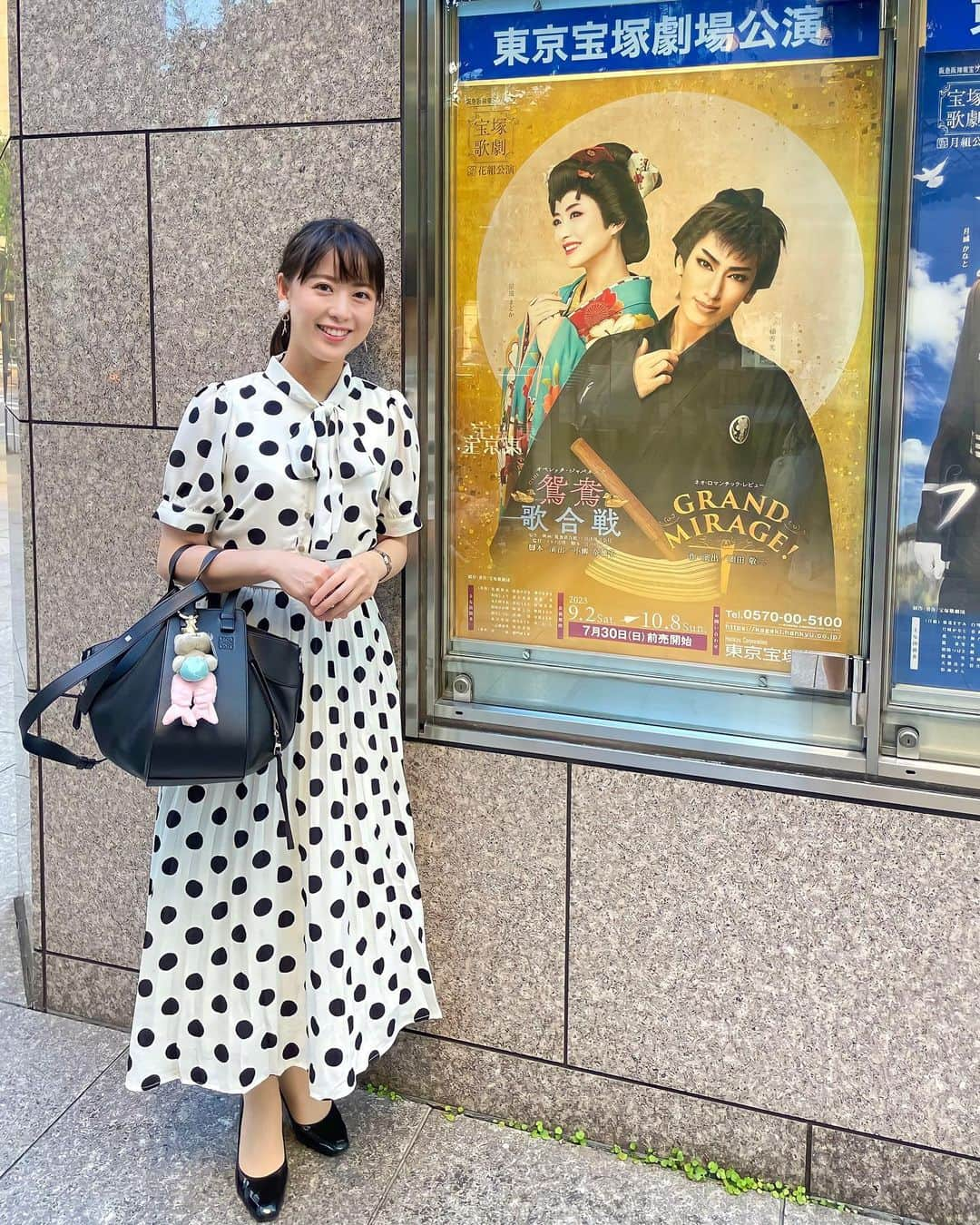 藤本真未さんのインスタグラム写真 - (藤本真未Instagram)「* 先日、宝塚歌劇花組公演💃🕺 『鴛鴦歌合戦』『GRAND MIRAGE!』 観劇してきました🌸 一緒に行った宝塚初観劇の親友が喜んでくれて幸せな観劇でした🥺✨ * 鴛鴦歌合戦はお話も分かりやすくて、みんながHappyで、シンプルに良い作品でした❤️ * 柚香光さんと星風まどかさんのお芝居好きだなあ✨ 台詞の奥の感情が溢れるような表情だったり、呼吸だったり…手に取るように分かる心の動きに魅入ってしまいます🥹 * 鴛鴦歌合戦はお二人の新境地を見た感じ👏 お春さんを大切に想っている、 モテるけど奥手な礼三郎さん。 礼三郎さんにヤキモキしながらも、 愛らしさ全開のお春さん。 銀橋の傘のシーンもキュンキュンでした☂️ * ショーも良かったなあ〜💃🕺 長くなるので割愛しますが、 軍服のシーンありがとうございます🙏❤️ 黄色いお衣装の場面は持っていかれました🤔💛 * #宝塚 #宝塚歌劇 #宝塚歌劇団 #花組 #花組公演 #宝塚 #TAKARAZUKA #東京宝塚劇場 #鴛鴦歌合戦 #GRANDMIRAGE #柚香光 #星風まどか #永久輝せあ (敬称略)」9月7日 16時46分 - manamifujimoto108