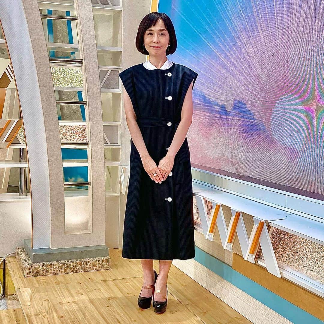 のインスタグラム：「本日も番組をご覧いただきありがとうございました！  大下さんの衣装です 衣装: LANVIN collection @lanvincollection アクセサリー: ABISTE @abiste_official 今日の大下さんはシックな黒のワンピースに白がアクセントとなっており素敵です！  明日もぜひご覧ください🖤  #テレビ朝日ワイドスクランブル#大下容子ワイドスクランブル#ワイドスクランブル#アナウンサー#衣装#大下容子#今日の大下さん#LANVINcollection#ABISTE#衣装協力」