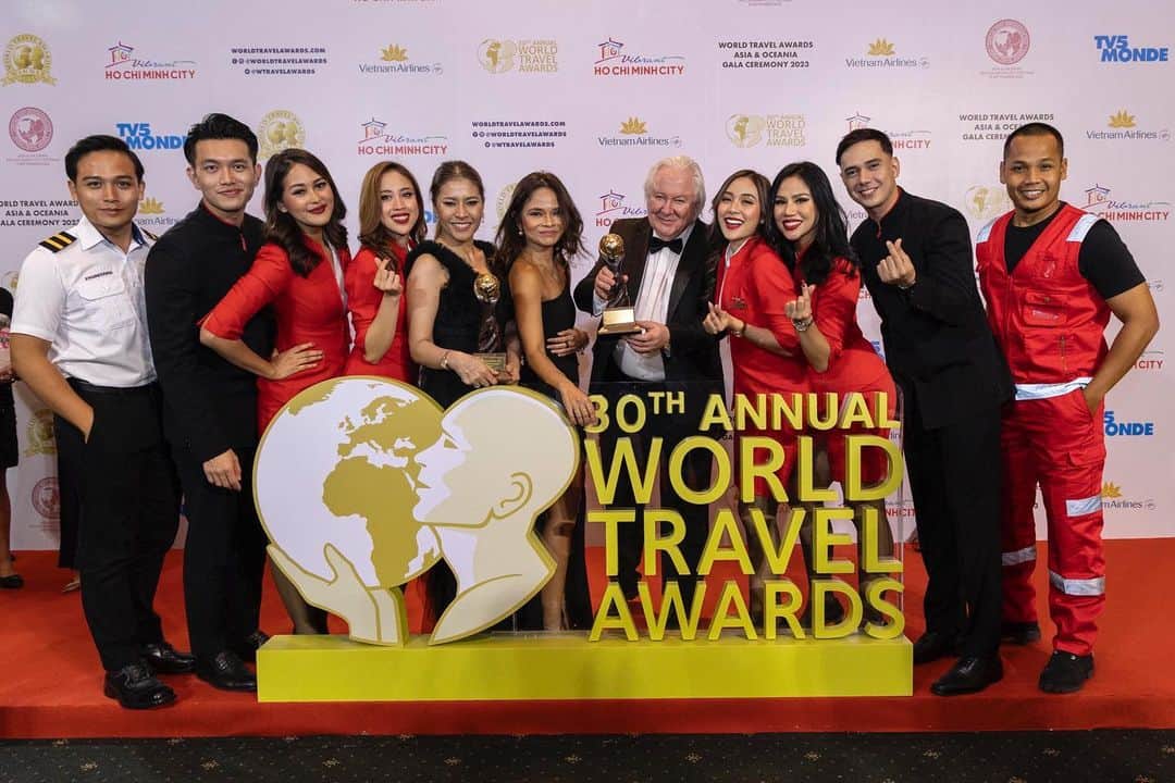 AirAsia (公式) さんのインスタグラム写真 - (AirAsia (公式) Instagram)「昨晩、ベトナム（ホーチミン）で開催された　@worldtravelawards 2023 にて受賞！  エアアジアは 下記の2つの賞をいただきました🎉 🏆「アジアを代表するローコスト・エアライン」部門（8年連続受賞） 🏆「アジアを代表するローコスト・エアライン客室乗務員」部門（7年連続受賞）   この度の受賞は、皆さまの温かなご支援のおかげです。 感謝の気持ちでいっぱいです。 ありがとうございます！ 皆さまからいただいた信頼にお応えできるよう、さらなる成長を目指して挑戦してまいります✨  #FlyAirAsia #エアアジア #worldtravelawards」9月7日 18時00分 - airasia_jpn