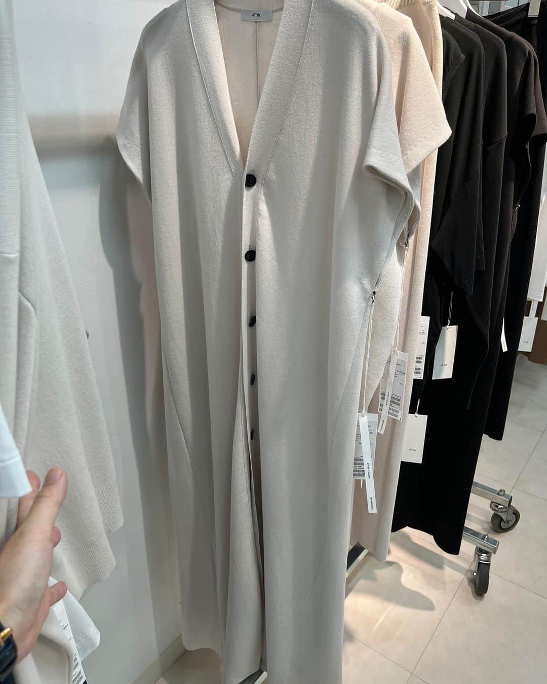 福田葉子さんのインスタグラム写真 - (福田葉子Instagram)「調子に乗って？来年の夏服まで予約してしまいました…ATON展示会にて　@aton_tokyo  きれいなレモンイエローのTシャツワンピは前後差のあるランダムな裾にもひとめぼれ。 同じくキャップスリーブのノースリTはこれまた珍しくきれいなピンクをキープ。 ATONの色ものって素材の良さゆえか上質カジュアルだからなのか、大人っぽい。日頃あまり色を着ない私でもいけそうな気になってしまう。 リネン混のオールインワンやロングカーデワンピース、ジャケットにシャツ…目移りしていて撮るの忘れてた。とりあえず来年の春夏もATONはさすがの出来栄えです。 アスパラガスから抽出した天然色素はオフホワイトになる、ということにも驚いたなー。 #aton #2024ss #yellow #pink #fashion #エイトン　#2024春夏　#展示会」9月7日 16時58分 - yoyoyokoko
