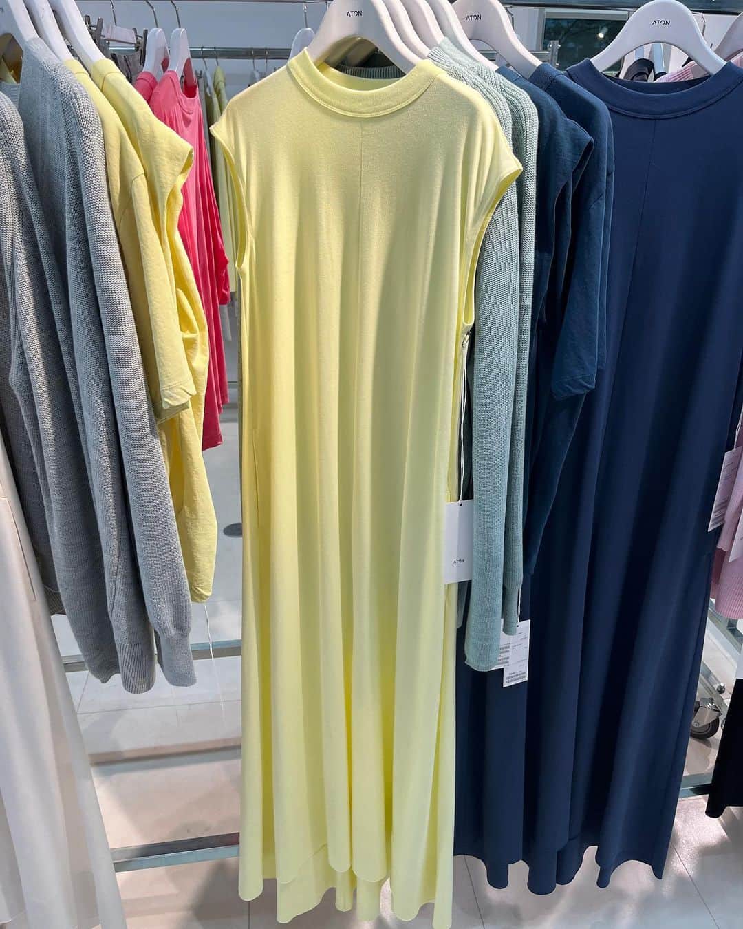 福田葉子のインスタグラム：「調子に乗って？来年の夏服まで予約してしまいました…ATON展示会にて　@aton_tokyo  きれいなレモンイエローのTシャツワンピは前後差のあるランダムな裾にもひとめぼれ。 同じくキャップスリーブのノースリTはこれまた珍しくきれいなピンクをキープ。 ATONの色ものって素材の良さゆえか上質カジュアルだからなのか、大人っぽい。日頃あまり色を着ない私でもいけそうな気になってしまう。 リネン混のオールインワンやロングカーデワンピース、ジャケットにシャツ…目移りしていて撮るの忘れてた。とりあえず来年の春夏もATONはさすがの出来栄えです。 アスパラガスから抽出した天然色素はオフホワイトになる、ということにも驚いたなー。 #aton #2024ss #yellow #pink #fashion #エイトン　#2024春夏　#展示会」