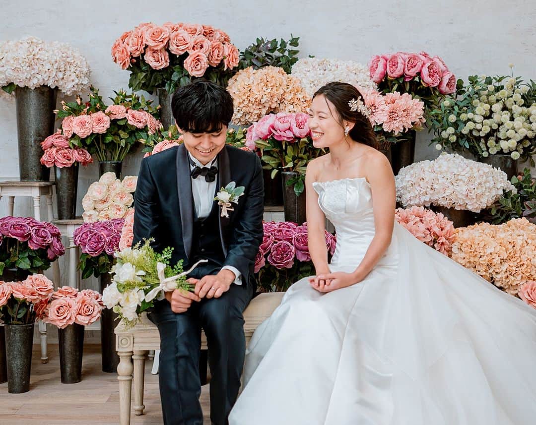 ラヴィ•ファクトリーさんのインスタグラム写真 - (ラヴィ•ファクトリーInstagram)「. 【写真で叶える結婚式】 . 華やかなお花に囲まれた空間での前撮りは まるでプリンセスのよう🌷 スタジオではロマンチックなお写真も叶えて頂けます💗 . —————— ラヴィファクトリー:@kanazawa_laviefactory  Photographer: @kameimami AREA:JAPAN,KANAZAWA —————— @laviefactoryをフォローして #laviefactory #ラヴィファクトリー のハッシュタグをつけて お写真を投稿してみてくださいね✳︎ . こちらの公式IG（@laviefactory） で取り上げさせていただきます✨ . 思わず笑顔になれるハートのある 「家族写真」はラヴィクルール* >>>@laviecouleur_official . #wedding #weddingphotography #photo #ハートのある写真 #instawedding #結婚写真 #ウェディング #ウェディングフォト #撮影指示書 #ロケーションフォト #前撮り #写真好きな人と繋がりたい #フォトウェディング #卒花 #後撮り #ウェディングニュース #前撮り小物 #前撮りフォト #前撮りアイテム #ウェディング撮影 #撮影構図 #前撮りアイディア #撮影指示書 #花嫁コーディネート #花嫁コーデ #洋装スタジオフォト #洋装フォト #金沢花嫁」9月7日 16時53分 - laviefactory