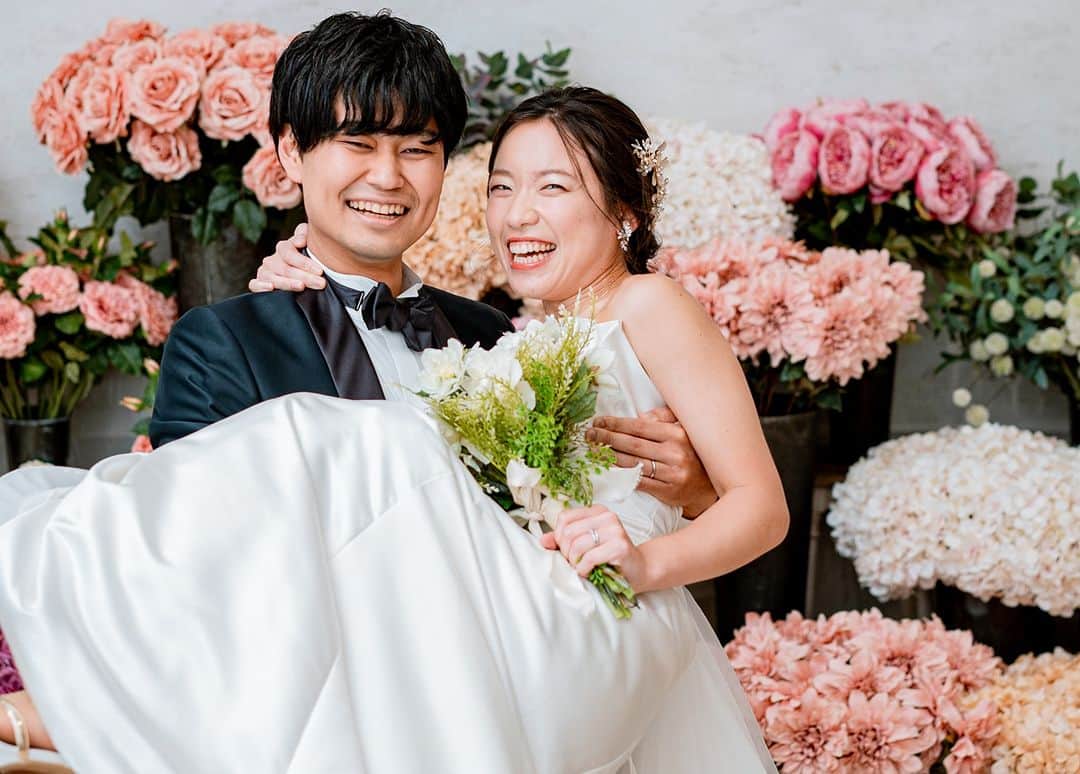 ラヴィ•ファクトリーさんのインスタグラム写真 - (ラヴィ•ファクトリーInstagram)「. 【写真で叶える結婚式】 . 華やかなお花に囲まれた空間での前撮りは まるでプリンセスのよう🌷 スタジオではロマンチックなお写真も叶えて頂けます💗 . —————— ラヴィファクトリー:@kanazawa_laviefactory  Photographer: @kameimami AREA:JAPAN,KANAZAWA —————— @laviefactoryをフォローして #laviefactory #ラヴィファクトリー のハッシュタグをつけて お写真を投稿してみてくださいね✳︎ . こちらの公式IG（@laviefactory） で取り上げさせていただきます✨ . 思わず笑顔になれるハートのある 「家族写真」はラヴィクルール* >>>@laviecouleur_official . #wedding #weddingphotography #photo #ハートのある写真 #instawedding #結婚写真 #ウェディング #ウェディングフォト #撮影指示書 #ロケーションフォト #前撮り #写真好きな人と繋がりたい #フォトウェディング #卒花 #後撮り #ウェディングニュース #前撮り小物 #前撮りフォト #前撮りアイテム #ウェディング撮影 #撮影構図 #前撮りアイディア #撮影指示書 #花嫁コーディネート #花嫁コーデ #洋装スタジオフォト #洋装フォト #金沢花嫁」9月7日 16時53分 - laviefactory