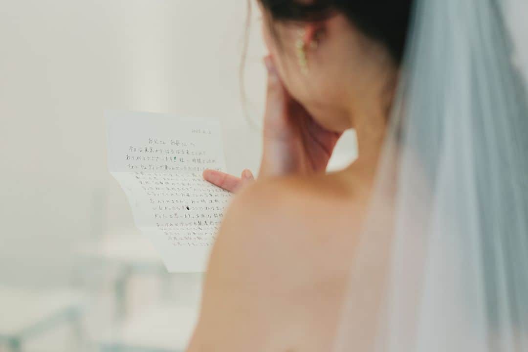 ラヴィ•ファクトリーさんのインスタグラム写真 - (ラヴィ•ファクトリーInstagram)「. 【写真で叶える結婚式】 . 華やかなお花に囲まれた空間での前撮りは まるでプリンセスのよう🌷 スタジオではロマンチックなお写真も叶えて頂けます💗 . —————— ラヴィファクトリー:@kanazawa_laviefactory  Photographer: @kameimami AREA:JAPAN,KANAZAWA —————— @laviefactoryをフォローして #laviefactory #ラヴィファクトリー のハッシュタグをつけて お写真を投稿してみてくださいね✳︎ . こちらの公式IG（@laviefactory） で取り上げさせていただきます✨ . 思わず笑顔になれるハートのある 「家族写真」はラヴィクルール* >>>@laviecouleur_official . #wedding #weddingphotography #photo #ハートのある写真 #instawedding #結婚写真 #ウェディング #ウェディングフォト #撮影指示書 #ロケーションフォト #前撮り #写真好きな人と繋がりたい #フォトウェディング #卒花 #後撮り #ウェディングニュース #前撮り小物 #前撮りフォト #前撮りアイテム #ウェディング撮影 #撮影構図 #前撮りアイディア #撮影指示書 #花嫁コーディネート #花嫁コーデ #洋装スタジオフォト #洋装フォト #金沢花嫁」9月7日 16時53分 - laviefactory