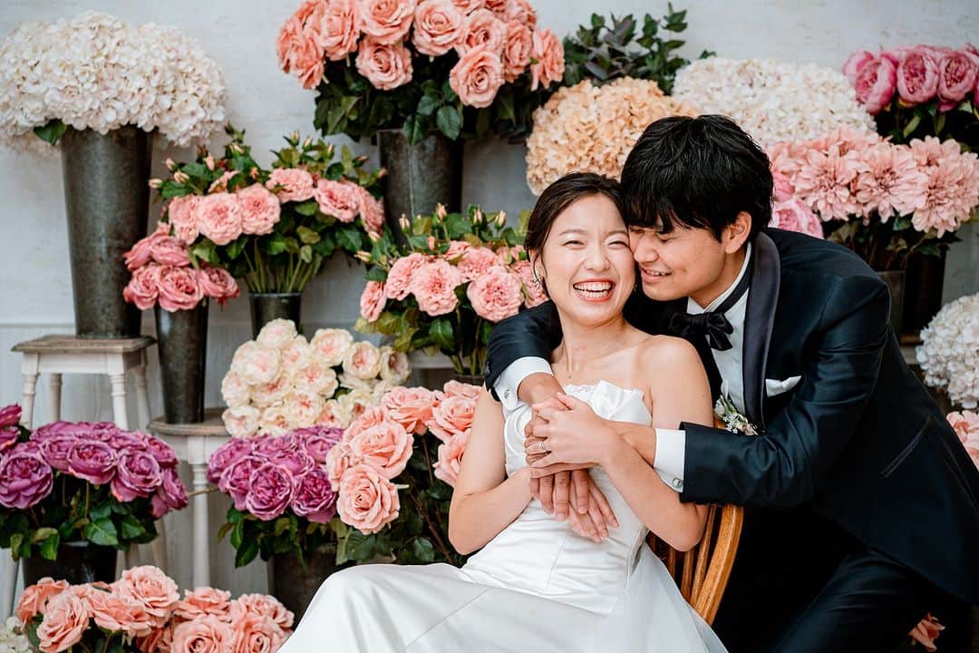 ラヴィ•ファクトリーさんのインスタグラム写真 - (ラヴィ•ファクトリーInstagram)「. 【写真で叶える結婚式】 . 華やかなお花に囲まれた空間での前撮りは まるでプリンセスのよう🌷 スタジオではロマンチックなお写真も叶えて頂けます💗 . —————— ラヴィファクトリー:@kanazawa_laviefactory  Photographer: @kameimami AREA:JAPAN,KANAZAWA —————— @laviefactoryをフォローして #laviefactory #ラヴィファクトリー のハッシュタグをつけて お写真を投稿してみてくださいね✳︎ . こちらの公式IG（@laviefactory） で取り上げさせていただきます✨ . 思わず笑顔になれるハートのある 「家族写真」はラヴィクルール* >>>@laviecouleur_official . #wedding #weddingphotography #photo #ハートのある写真 #instawedding #結婚写真 #ウェディング #ウェディングフォト #撮影指示書 #ロケーションフォト #前撮り #写真好きな人と繋がりたい #フォトウェディング #卒花 #後撮り #ウェディングニュース #前撮り小物 #前撮りフォト #前撮りアイテム #ウェディング撮影 #撮影構図 #前撮りアイディア #撮影指示書 #花嫁コーディネート #花嫁コーデ #洋装スタジオフォト #洋装フォト #金沢花嫁」9月7日 16時53分 - laviefactory