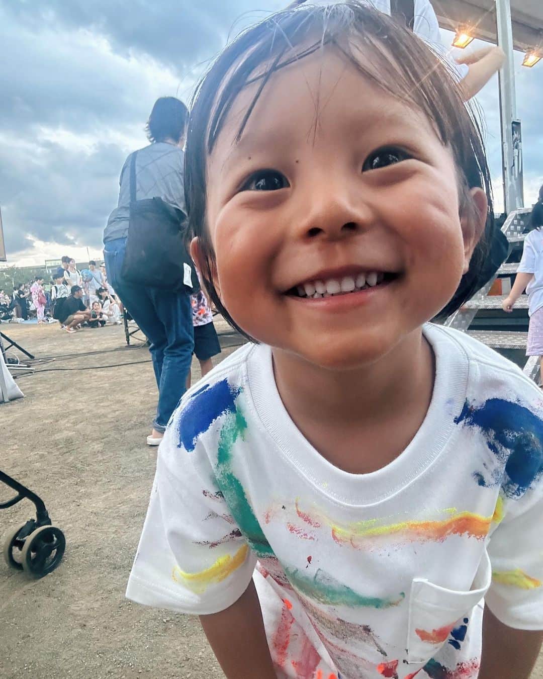 忍舞のインスタグラム：「最近の息子の表情❤️ 1番の推しは 最近色んな表情をみせてくれて キュン🫰です。  ✔️1枚目と5枚目は自分でアートしたTシャツ ✔️2枚目はなんだか気怠い表情 ✔️3枚目は大好きなぶどうの🍇保護材？をかぶってみました。 ✔️4枚目は前髪伸びてきたけど切ってくれないが、直毛だから目にかかるからワックスでぴたっとw そしてまぶしいのでサングラス。  な息子です🩵  #4歳ボーイ #日焼けボーイ #1番の推し」