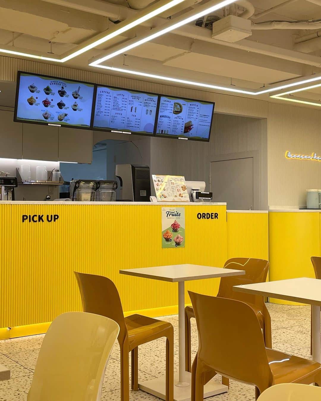 きりんさんのインスタグラム写真 - (きりんInstagram)「新大久保NO.1韓国カフェが関西初上陸🇰🇷💛 ㅤ @cafebinggo_dotonbori  ㅤ ㅤ  CAFE BINGGO(カフェビンゴ) 関西初上陸🐙💛🧡  2022年10月OPENの新店舗で 日本で２店舗目だよ✨✨✨  ㅤ ㅤ  店内がきぃちゃんカラーでめちゃくちゃ可愛かった💛🧡💛🧡 ㅤ ㅤ ㅤ 旦那さんとかき氷食べてきたけど 果物たくさんで贅沢なかき氷だった✨ ㅤ  とっても美味しかったよ✨✨ ㅤ ㅤ  ㅤ    #道頓堀グルメ #道頓堀カフェ #道頓堀ランチ#道頓堀ディナー #大阪カフェ #大阪カフェ巡り #大阪カフェ部 #大阪カフェランチ #大阪カフェめぐり #心斎橋カフェ #心斎橋カフェ巡り #難波カフェ #難波カフェ巡り #なんばカフェ巡り #なんばカフェ #難波グルメ #難波ディナー #難波ランチ #なんばグルメ #なんばランチ #なんばディナー #心斎橋グルメ #心斎橋ディナー #心斎橋ランチ #道頓堀 #堀江カフェ #堀江カフェ巡り #大阪ランチ #大阪ディナー #大阪グルメ」9月7日 17時06分 - kirin_sh0229
