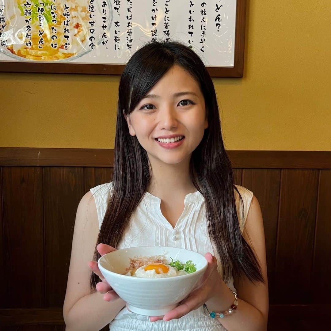 久田莉子さんのインスタグラム写真 - (久田莉子Instagram)「． 伊勢うどん🍜 以前食べた伊勢うどんとまた少し違った感じがして 伊勢うどんにも個性があるんだなぁ〜と発見 食べれば食べるほど美味しさを知ったよ とろろ月見の贅沢 ． #三重県 #三重グルメ #三重観光 #伊勢 #伊勢神宮 #内宮 #神社巡り #おかげ横丁 #赤福 #伊勢うどん #思い出 ．」9月7日 16時58分 - rikorin1011