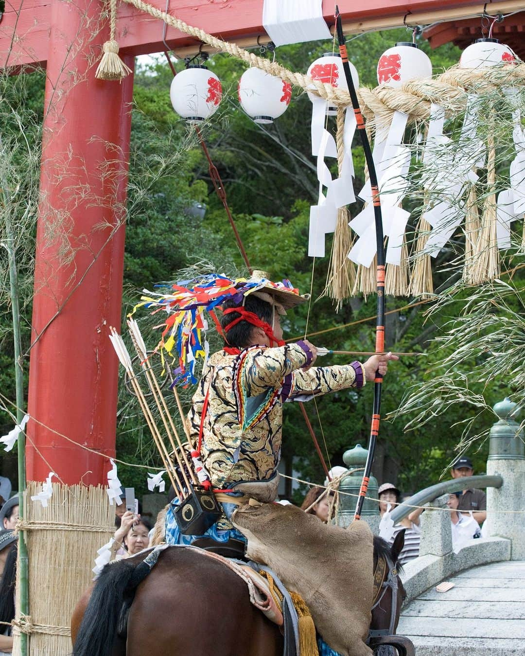 福島県さんのインスタグラム写真 - (福島県Instagram)「【飯野八幡宮 流鏑馬（やぶさめ）神事（いわき市）】  いわき市にある飯野八幡宮では9月1日（金）の祭始祭から始まり、今年は9月10日(日)に、「流鏑馬神事」などが執り行われます。  例大祭は別名「生姜（しょうが）祭り」とも呼ばれています。これは鎌倉時代に源頼義（よりよし）公がこの地を訪れた際に暑気あたり（夏バテ）をおこし、地元の農民からもらった生姜を食べ身体を癒やした事が由来とされています。  「流鏑馬神事」では馬場空駆け・生姜撒き・扇子撒き・的矢の順で馬を走らせます。的矢では掛け声とともに馬上から的をめがけて矢を放ち、生姜撒き・扇子撒きでは縁起物のショウガと扇子がまかれます。この生姜を手にいれると、1年を健康に過ごせるそう。  迫力ある見事な流鏑馬をぜひ見に行ってみてくださいね。  #飯野八幡宮 #流鏑馬 #生姜祭り #生姜 #いわき市 #浜通り #福島県 #iwakicity #fukushima #RealizeFukushima #NotADreamFukushima #ひとつひとつ実現するふくしま」9月7日 17時00分 - realize_fukushima