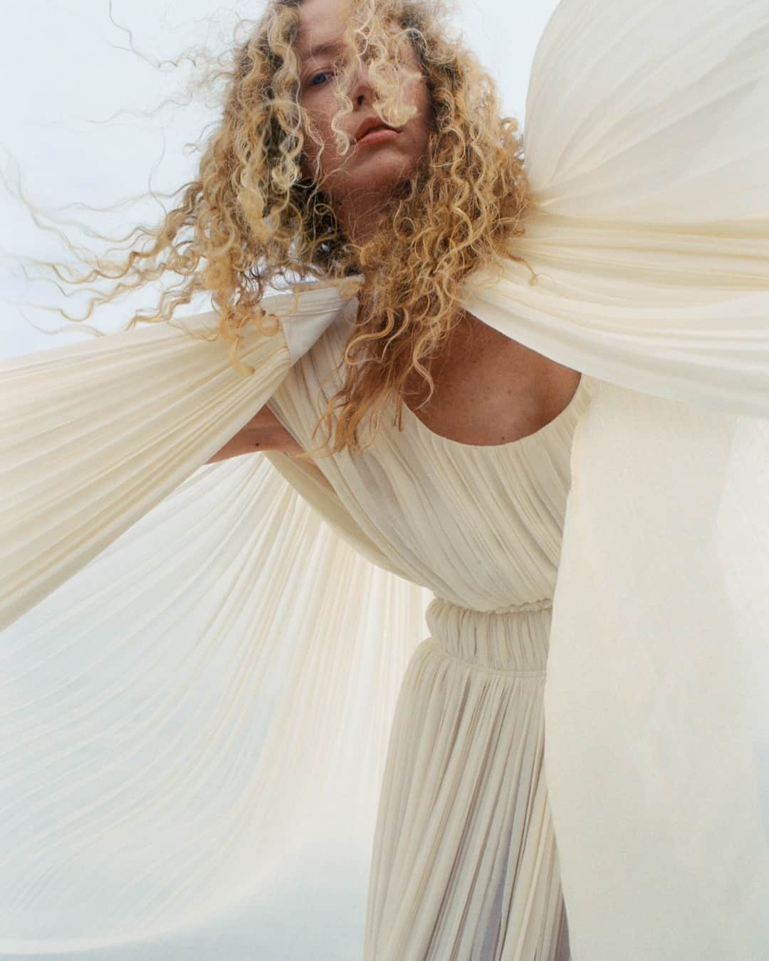 Chloéさんのインスタグラム写真 - (ChloéInstagram)「Lower-impact wool gauze delivers a subtle statement of feminine power with its ethereal quality.  For the Chloé Autumn-Winter campaign, @raquel_zimmermann is pictured wearing the ‘Eden white’ cape in gathered and pleated lower-impact wool gauze with the matching long sleeveless dress.   Creative director: @gabrielahearst  Art director: #PeterMiles Photographer: @zoeghertner  Stylist: #CamillaNickerson   #ChloeAW23​」9月7日 17時00分 - chloe