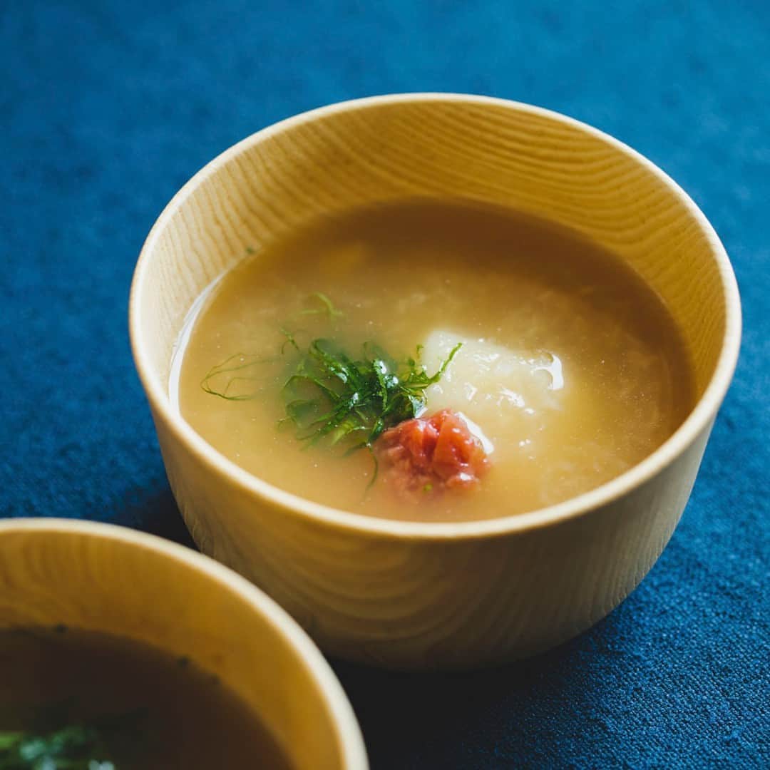 北欧、暮らしの道具店さんのインスタグラム写真 - (北欧、暮らしの道具店Instagram)「おなかが弱っているときに。 「梅とおもちのみぞれスープ」 . - - - - - - - - - - - - - - - - - 今回は、 がんばらずに作れて体にやさしい、 元気が出るスープを、 料理家で国際中医薬膳師の 齋藤菜々子（さいとう ななこ）さんに 教わりました。  胃腸の疲れを感じた時におすすめのスープです。 . - - - - - - - - - - - - - - - - - お腹にやさしく、食べごたえも◎ 梅とおもちのみぞれスープ - - - - - - - - - - - - - - - - -  【材料（2人分）】 切りもち…3個 大根…100g 梅干し…1粒 大葉…3枚  A だし汁（顆粒だしを水に溶いたものでも）…400ml しょうゆ…小さじ1 塩…小さじ1/4  【下準備】 ・切りもちは半分に切っておく。 大根はすりおろし、 梅干しは種をとって叩き、 大葉は千切りにする。  【作り方】 ❶鍋にAを入れて中火にかけ、 煮立ったら切りもちを加える。 3〜4分、柔らかくなるまで煮る。  ❷1に大根おろしを加えてさっと温め、 味を見て薄ければ塩適量を加える。  ❸器によそい、 梅干しと大葉をのせてできあがり。 . - - - - - - - - - - - - - - - - - ■ 齋藤さん  「今回は消化を助けつつ、 体を温めてくれる効果のある食材を 組み合わせました。  大根は消化促進効果のある食材です。 今回はおろして使うので、 葉に近い方（上部）を使う方が 辛みが少なくておすすめです。  もち米は、お腹が弱っている時に おすすめの食材です。 粘性があることで お腹の中に留まりやすいので、 胃腸を温めてくれる効果が。 よく噛んで消化しやすい状態で摂取すれば、 冷えからくる下痢にも効果的と言われています。」 . - - - - - - - - - - - - - - - - - . #kitchen#kitchendesign#kitchenware#food#foodstagram #レシピ#ランチ#昼ごはん#スープ#スープレシピ#おもち#齋藤菜々子 さん#家じかん#料理#キッチン#キッチン雑貨#シンプル#シンプルライフ#シンプルデザイン#暮らしを楽しむ#日々の暮らし#北欧#暮らし#北欧暮らしの道具店」9月7日 17時03分 - hokuoh_kurashi