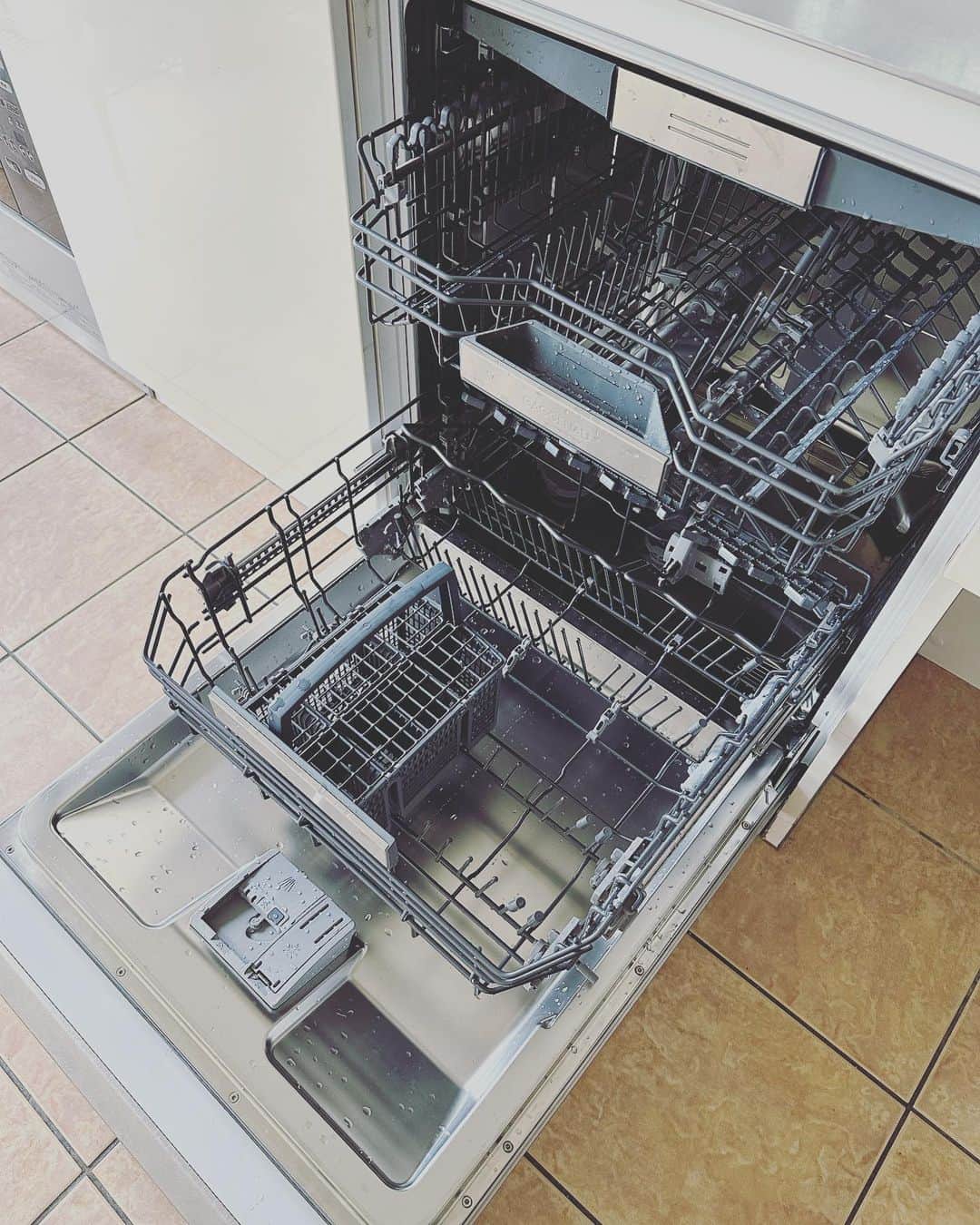 二ノ宮知子さんのインスタグラム写真 - (二ノ宮知子Instagram)「新しい食洗機を入れていただきました！ シンプルで美しい😍洗うのが楽しみです。」9月7日 17時14分 - tomokoninomiyaa