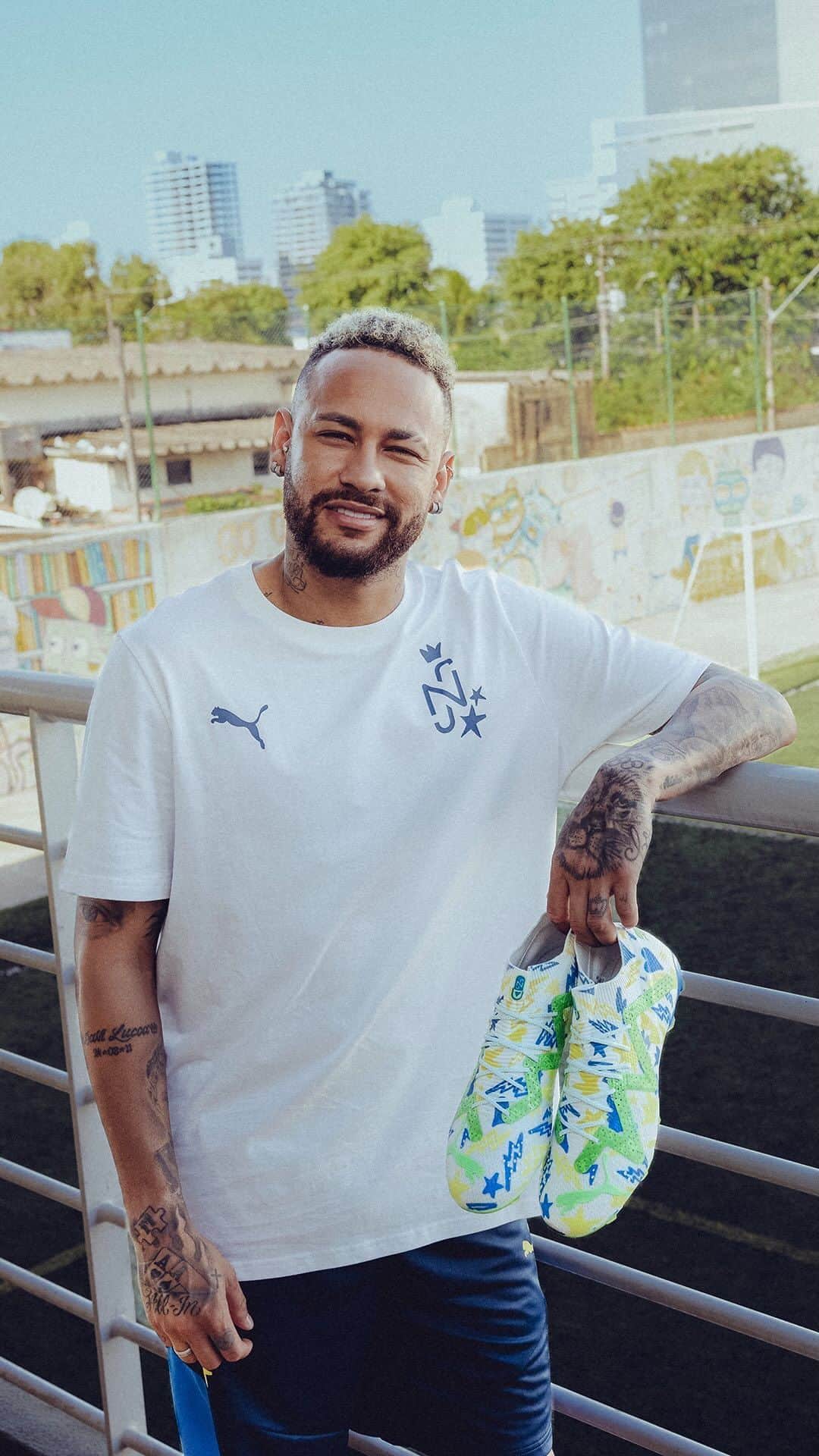 ネイマールのインスタグラム：「Welcome to Instituto Neymar Jr. 🤙🇧🇷  The Instituto Neymar Jr. is a community center in Neymar Jr’s former neighborhood where underprivileged youth are supported through sports, education and healthcare. Those children created graphics for the new Neymar Jr Instituto collection, now available on PUMA.com.」