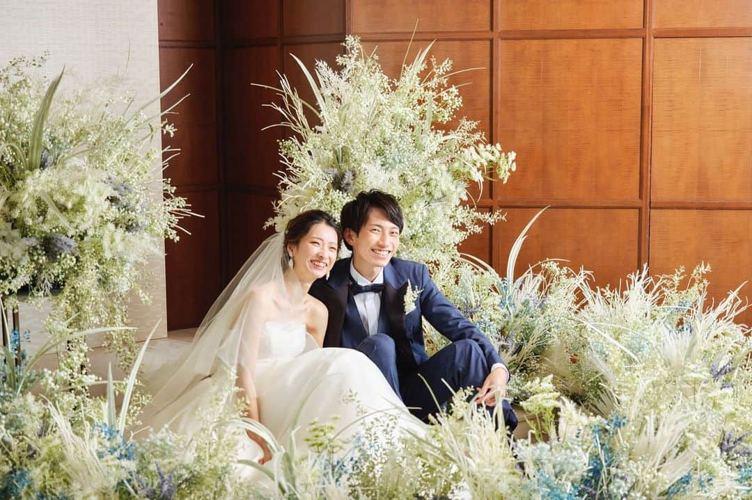 家族挙式のインスタグラム：「. グリーンが良く映える ナチュラルなチャペルは結婚式前撮りにも 人気のスポット✨  飾りすぎない寛ぎの空間に 思わずおふたりもこの笑顔です♡  会場：オーシャンビューチャペル・トーキョーベイ . -------------------- @kazoku_wedding をフォローして、 #家族挙式 でお写真を投稿してくださいね＊* ----------------------- . “家族挙式ベスト“なら 【挙式・衣裳・美容・写真】が含まれた プランが99,000円〜叶います＊ ▽予約はTOPのリンクから❁ >>> @kazoku_wedding  ------------------- #家族挙式 #ベストアニバーサリー #家族 #Family #bestanniversary #少人数婚#ウェディング #結婚式準備#結婚式 #フォトウェディング #プレ花嫁 #卒花#日本中のプレ花嫁さんと繋がりたい #花嫁#卒花嫁#国内挙式 #ウェディングドレス #プラコレ #DRESSY花嫁 #結婚式場 #チャペル #バージンロード #花嫁姿 #結婚式前撮り #撮影指示書 #フォト構図 #ウェディングドレス #タキシード #晴れ姿」