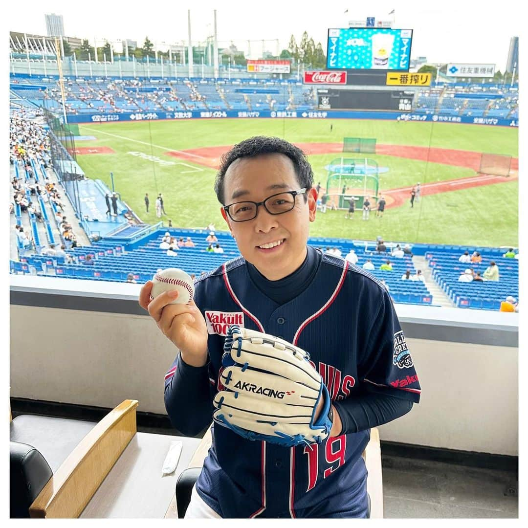 さだまさしさんのインスタグラム写真 - (さだまさしInstagram)「始球式⚾️ まもな〜💪  9月7日(木) 明治神宮野球場で開催される、プロ野球 JERAセ・リーグ公式戦 「AKRacing ナイター」東京ヤクルトスワローズ対読売ジャイアンツ戦の始球式に登場！ 2023年9月7日(木) 試合開始18:00(予定) この前に投げるよ〜ん⚾️ . #東京ヤクルトスワローズ  #始球式 #明治神宮野球場  #さだまさし #sadamasashi #つば九郎」9月7日 17時12分 - sada_masashi