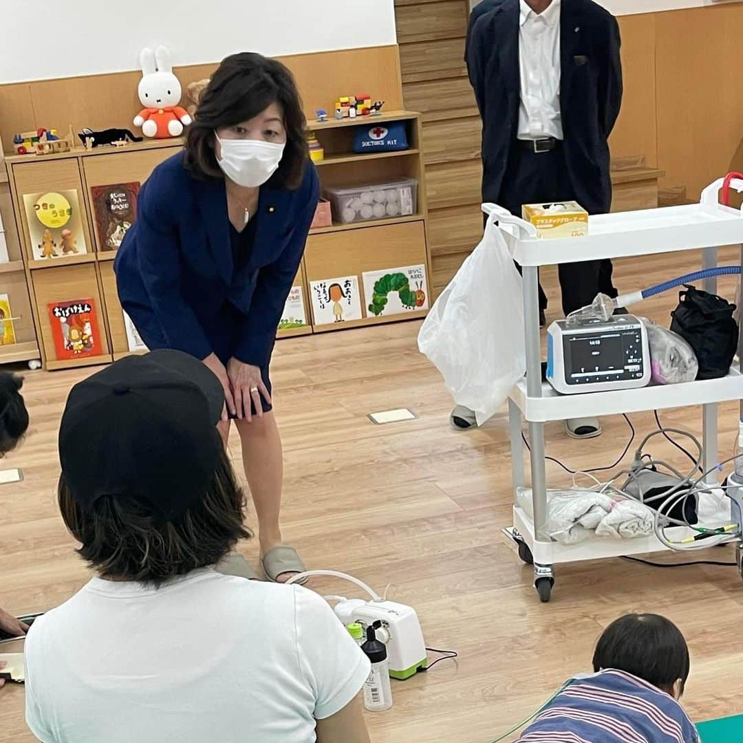 野田聖子さんのインスタグラム写真 - (野田聖子Instagram)「医療法人財団はるたか会が運営している、レスパイトハウス「やまぼうし」を視察させていただきました。 こちらの施設は、日本で初めての医療的ケア児に対応した福祉型短期入所施設です。 地域の方々の協力のもと運営され、医療的ケアや障害があるお子さんやご家族が、安心して過ごせるハウスです。 施設をご利用中のご家族とお話ができました。お子さんが、のびのびとリラックスされているご様子に癒されました！  #レスパイトハウスやまぼうし  #福祉型短期入所施設  #野田聖子」9月7日 17時23分 - seiko.noda
