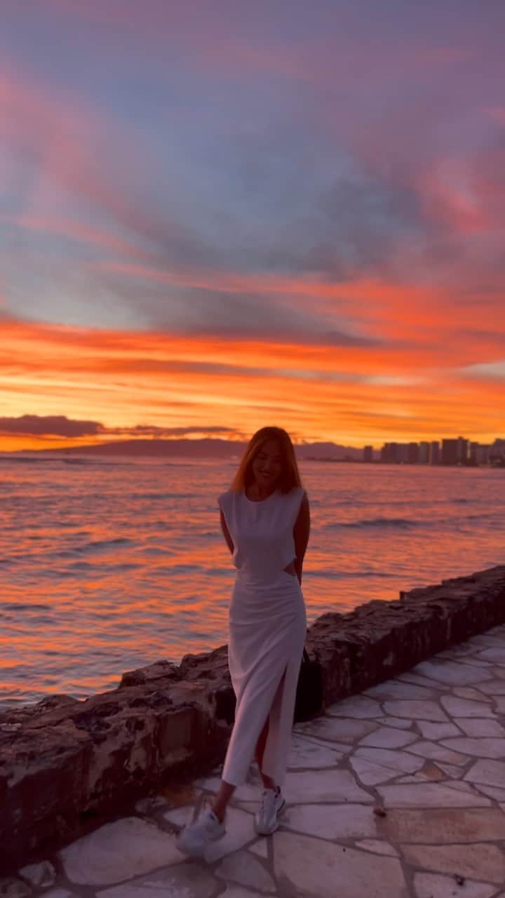 Mieのインスタグラム：「はぁ😭ノーフィルターのハワイのサンセット✨ この夕焼け空は今まで見てきた夕焼け空でも1、2を争うほどに迫力があって息を呑むほど綺麗に燃えていた❤️ 自然からもらえるエネルギー🙏  #ハワイ #hawaii #waikiki #sunset #サンセット #ハワイ大好き  #ワイキキ」