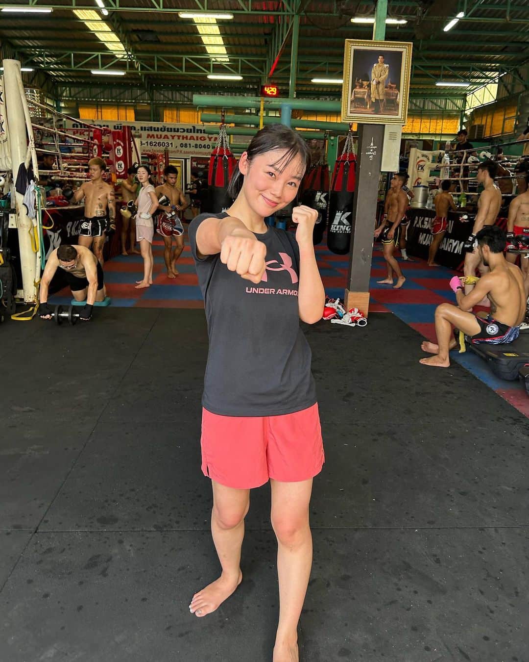 のインスタグラム：「・ ・ しゃくれてるw ・ 怖そうなのにみんな優しかった😭😭🙇‍♀️ ・ タイのミットはゆっくりだからそんなに疲れない！ ・ ・ #フィットネスの人　#pksenchaimuaythaigym🇹🇭 #ムエタイ　#タイ　#バンコク　#Bangkok #Thailand #格闘技　#キック」
